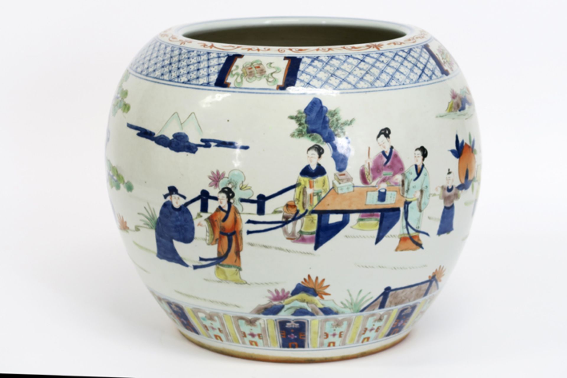 Chinese jardinier in porcelain with a polychrome figures decor - - Vrij grote [...] - Image 3 of 6