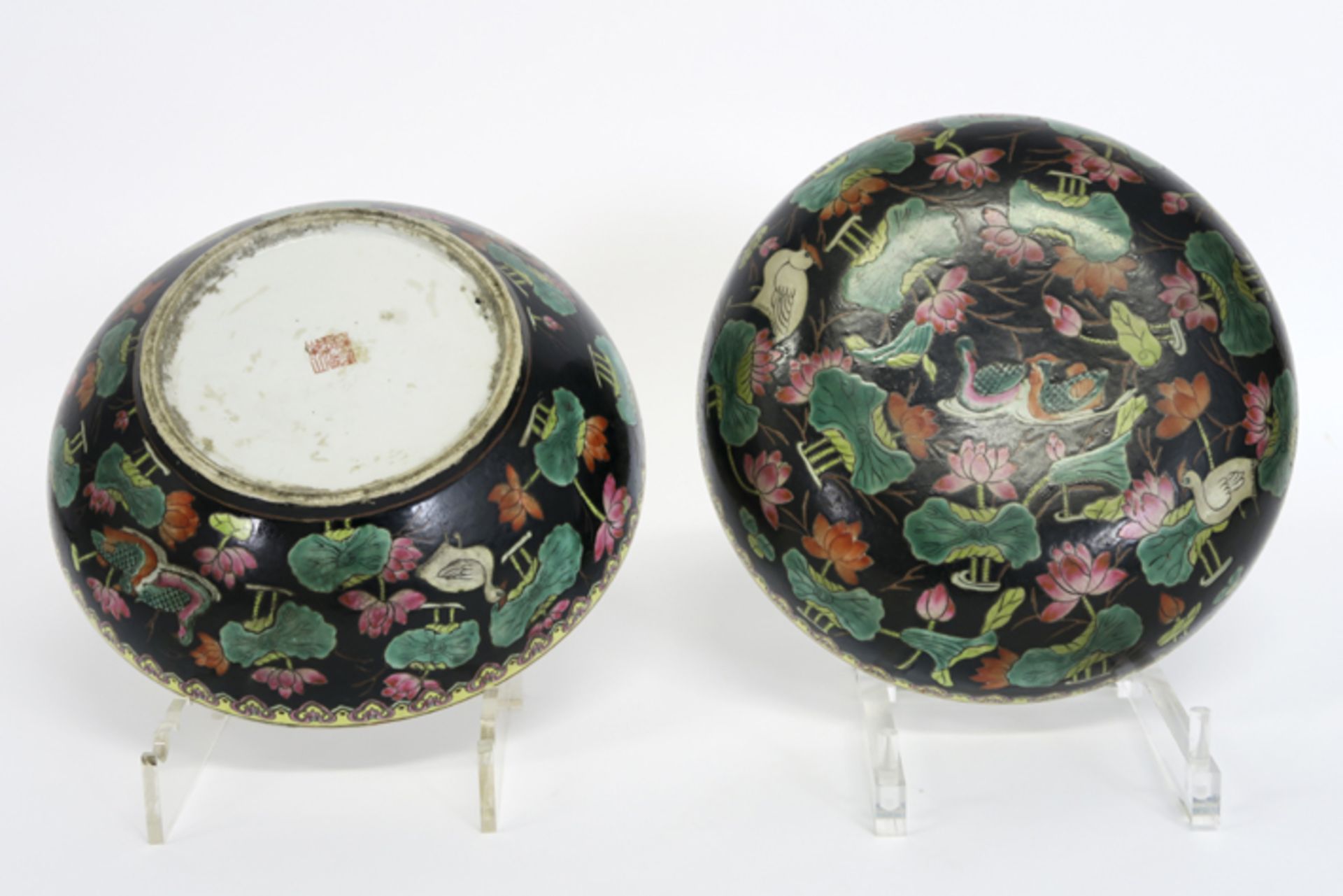 Chinese round lidded box in porcelain with a Famille Noire "ducks and flowers" decor [...] - Image 3 of 3