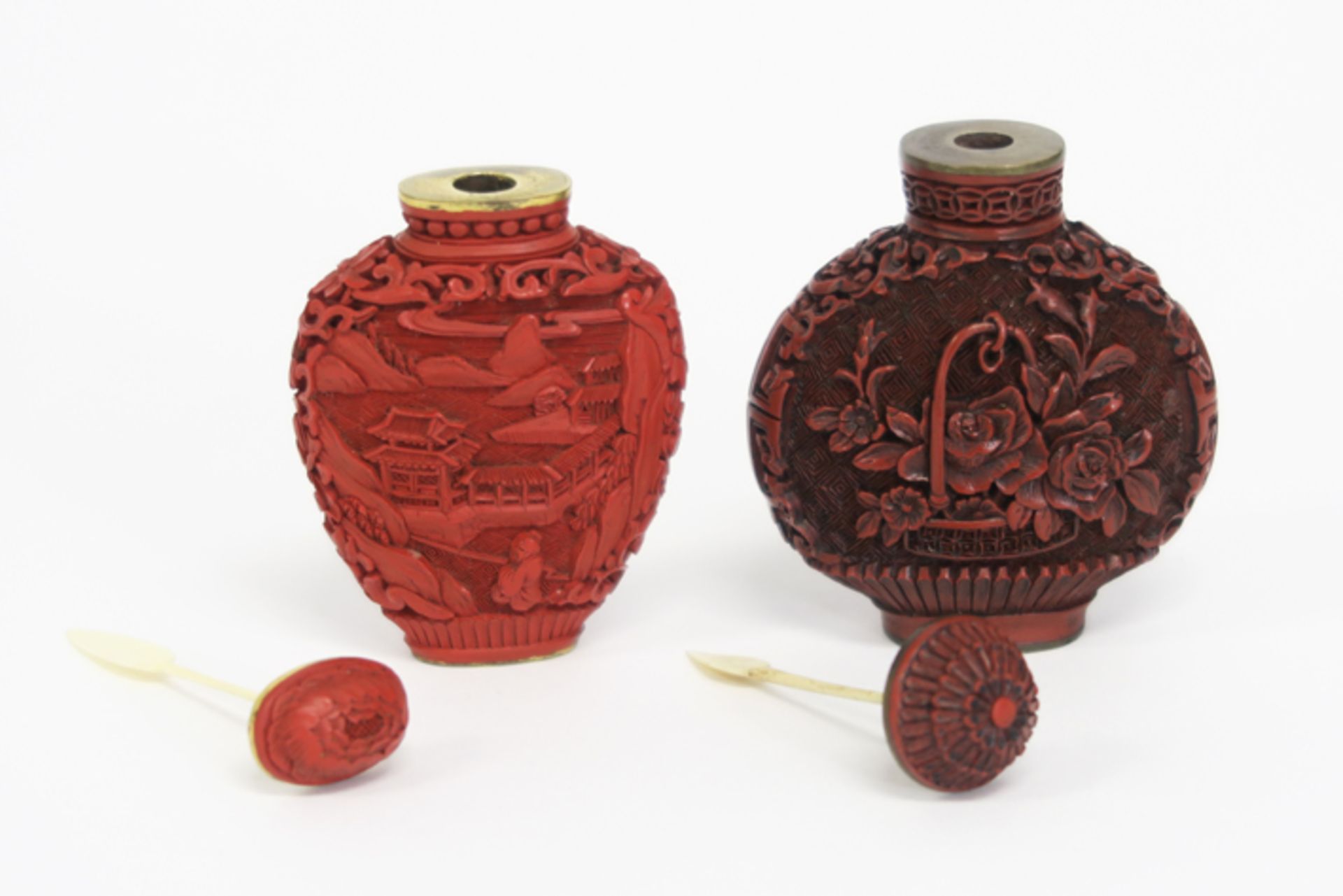 two antique Qian Long marked snuff bottlesin red lacquer - - Lot van twee antieke [...] - Image 3 of 4