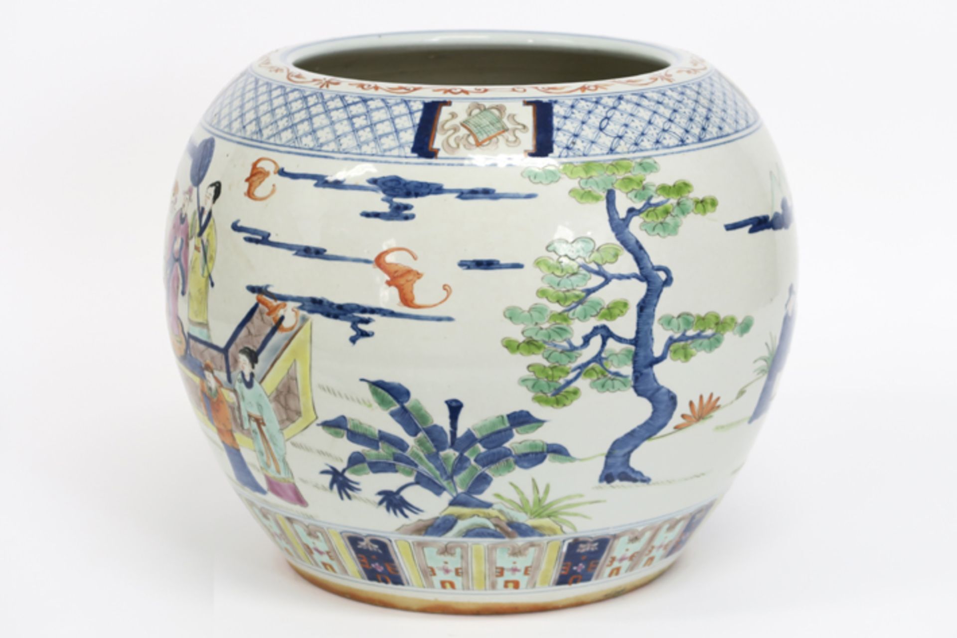 Chinese jardinier in porcelain with a polychrome figures decor - - Vrij grote [...] - Image 4 of 6