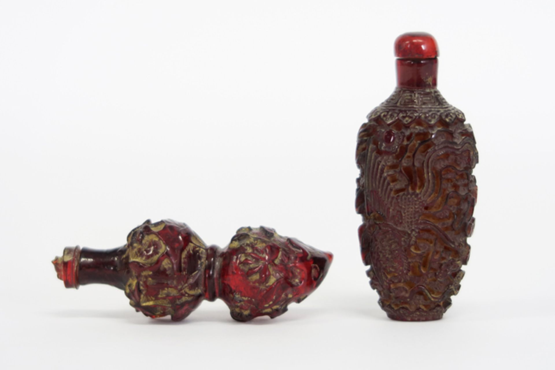 two Chinese snuff bottles in carved Bejing glass - - Lot van twee opiumflesjes in [...] - Image 2 of 2
