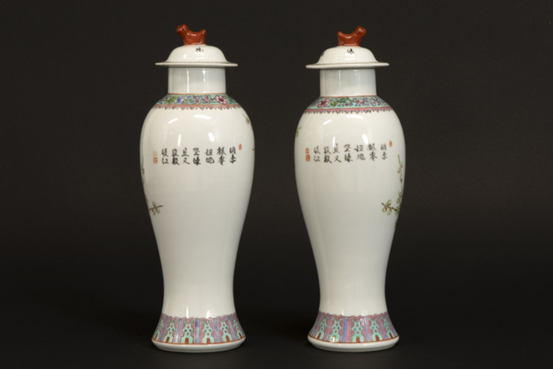 pair of Chinese lidded vases in marked porcelain with polychrome decor - - Paar [...] - Image 2 of 4