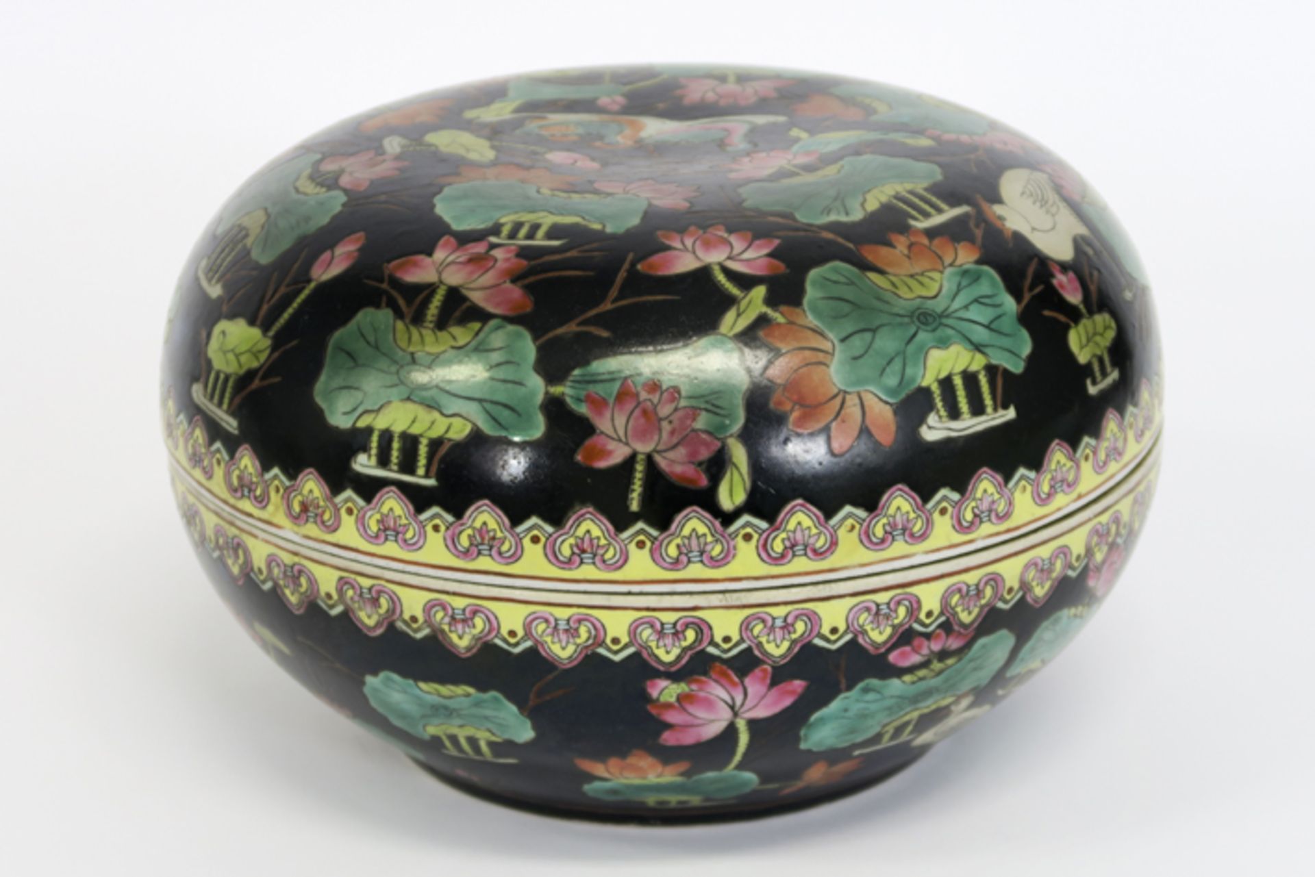 Chinese round lidded box in porcelain with a Famille Noire "ducks and flowers" decor [...] - Image 2 of 3