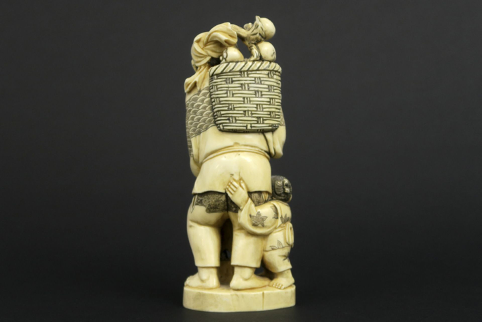 old Chinese "Farmer with child" sculpture in ivory - - Oude Chinese sculptuur in [...] - Image 3 of 4