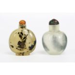 two antique Chinese snuff bottles in agate imitating glass - - Lot van twee [...]