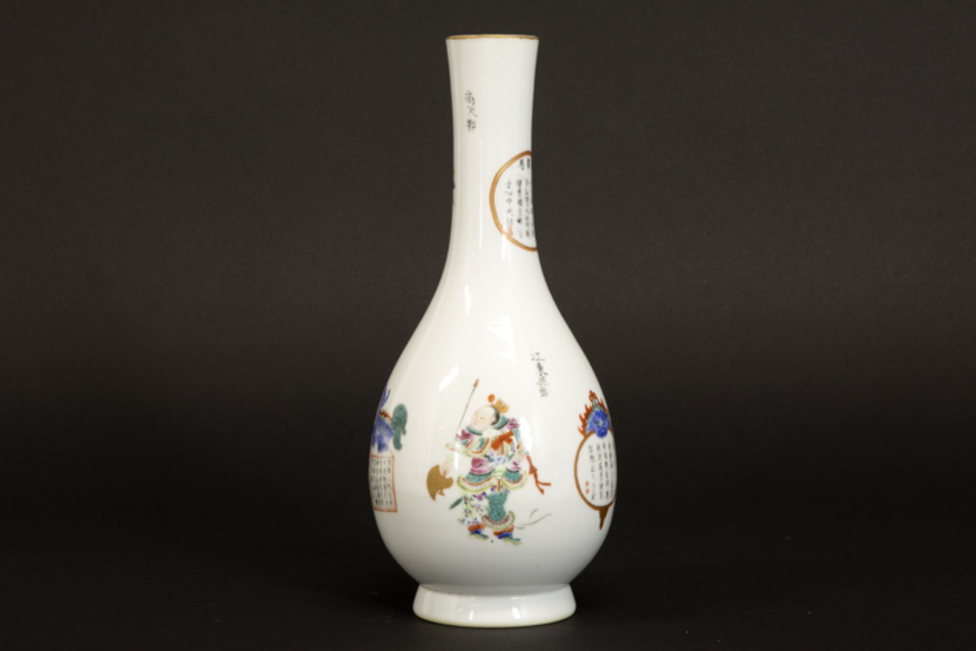 Chinese vase in marked porcelain with a polychrome decor with figures, temple lions [...] - Image 4 of 6