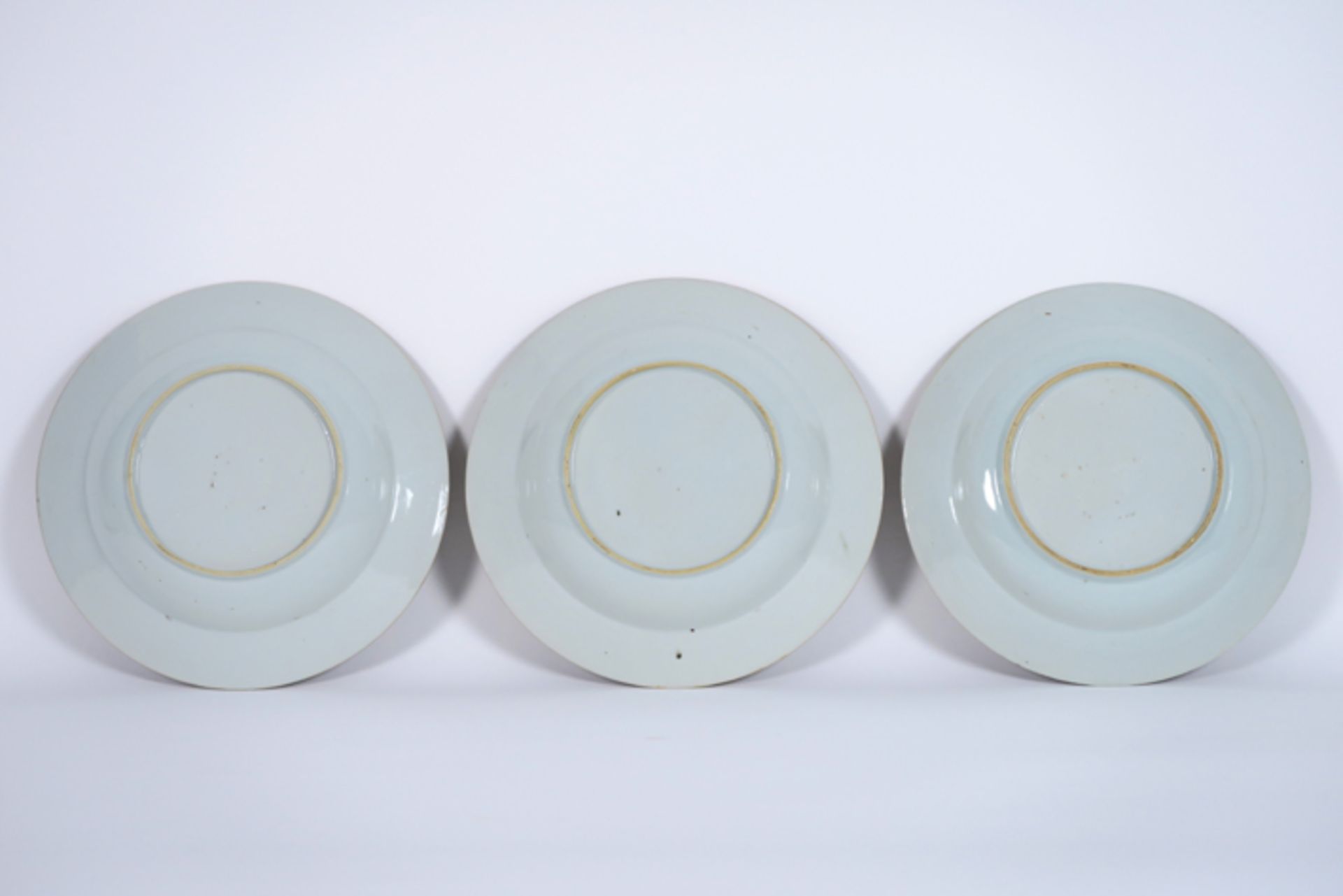 set of three 18th Cent. Chinese plates in porcelain with 'Famille Rose' decor with [...] - Image 2 of 2