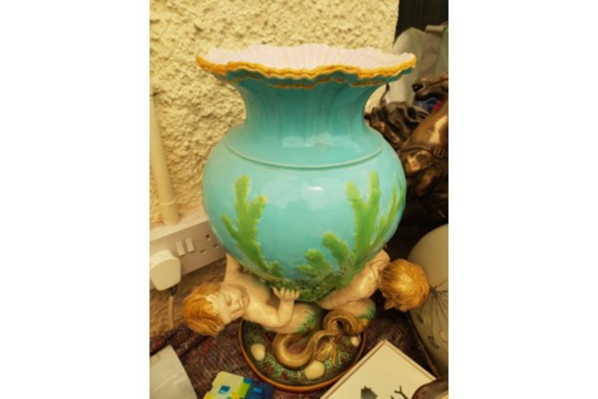 ANTIQUE CHERUB JARDINIERE MAJOLIEA MINTON VASE FROM 1869 NO VAT ON ITEM - Image 5 of 8