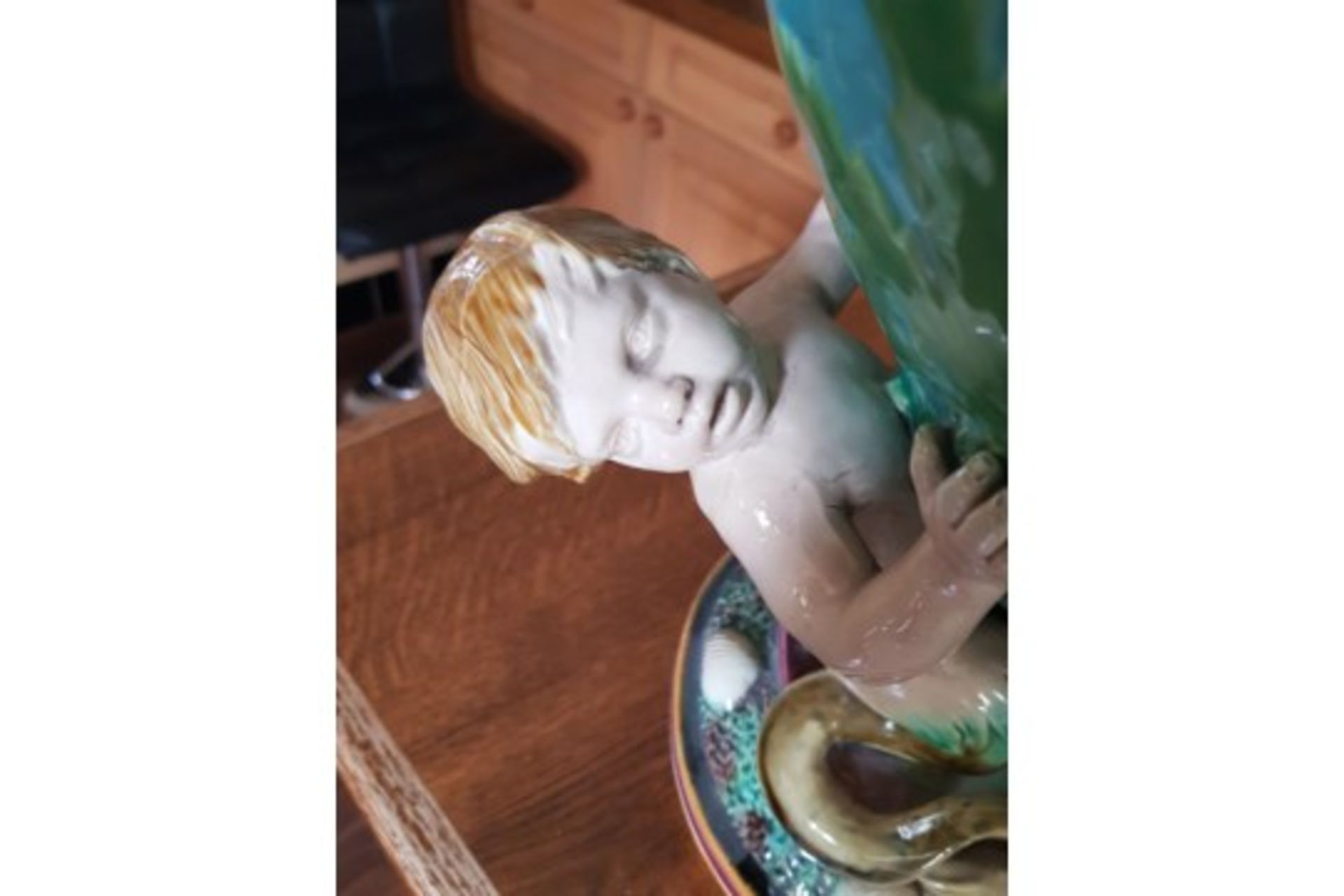 ANTIQUE CHERUB JARDINIERE MAJOLIEA MINTON VASE FROM 1869 NO VAT ON ITEM - Image 7 of 8