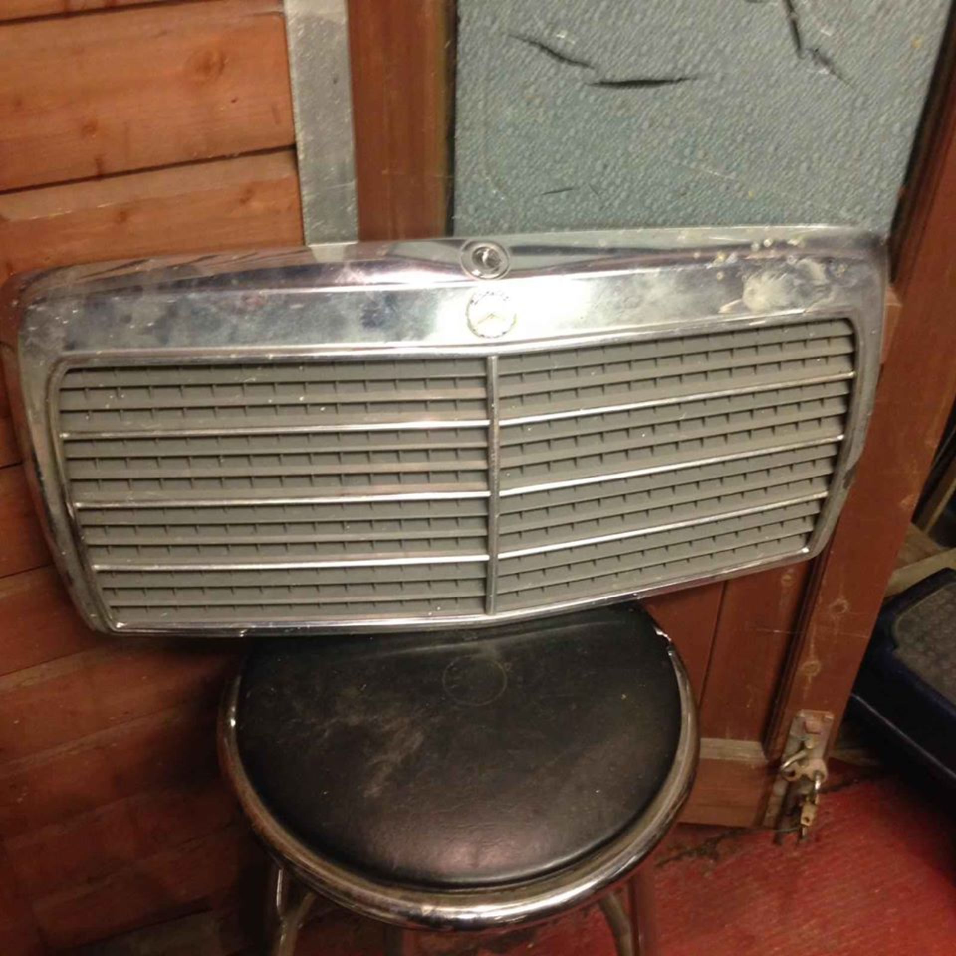 EARLY MERCEDES 280 GRILL NO RESERVE