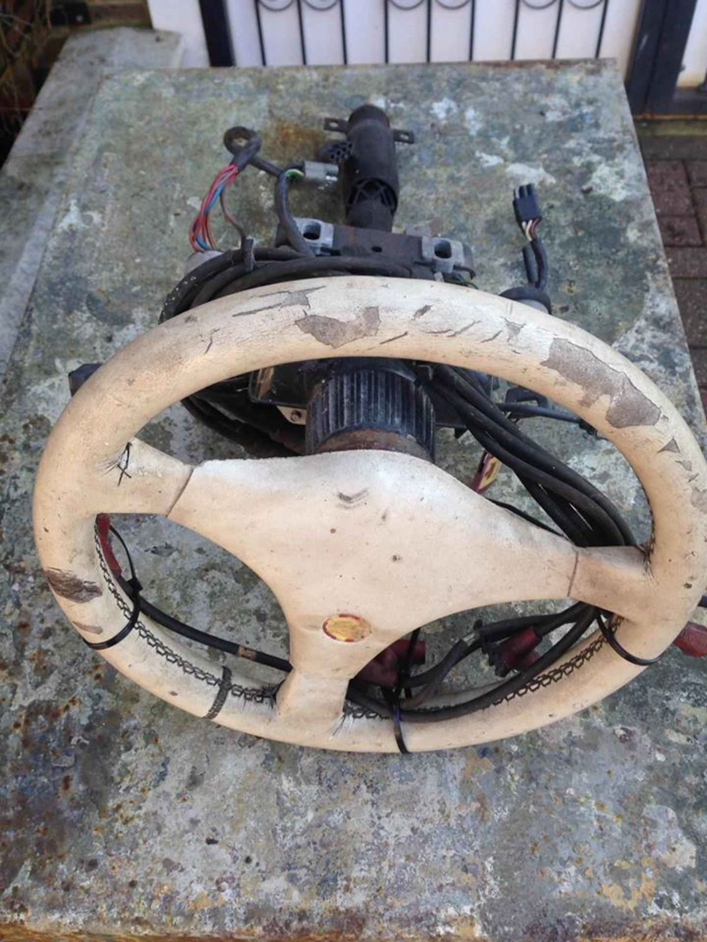 EARLY JAGUAR XJS STEERING WHEEL AND COLUMN WITH IGNITION NO RESERVE - Image 2 of 6