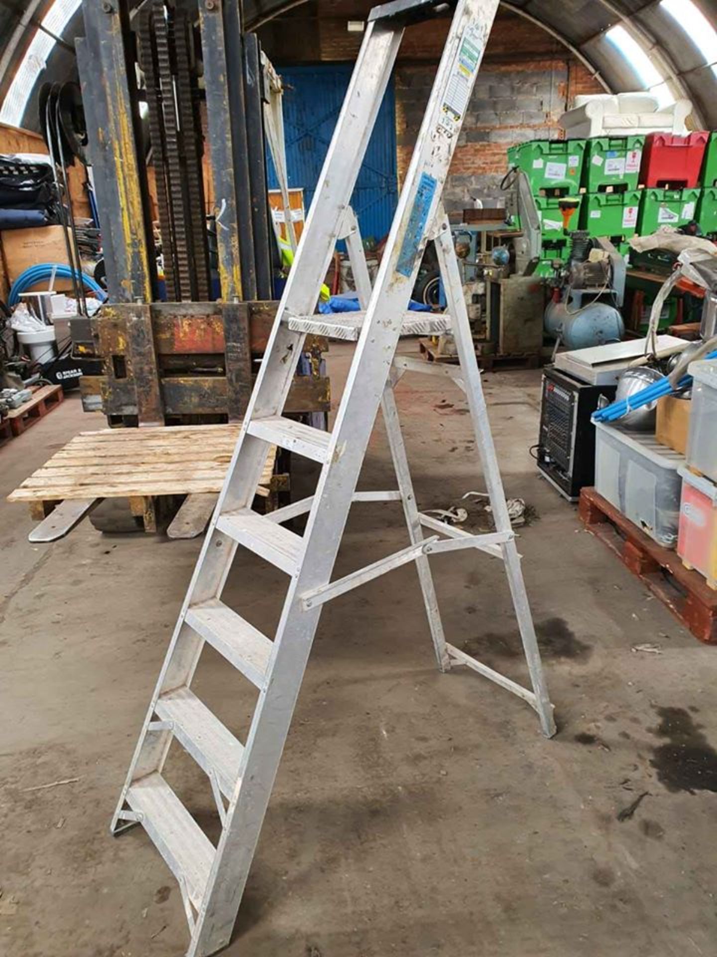 STEP LADDER