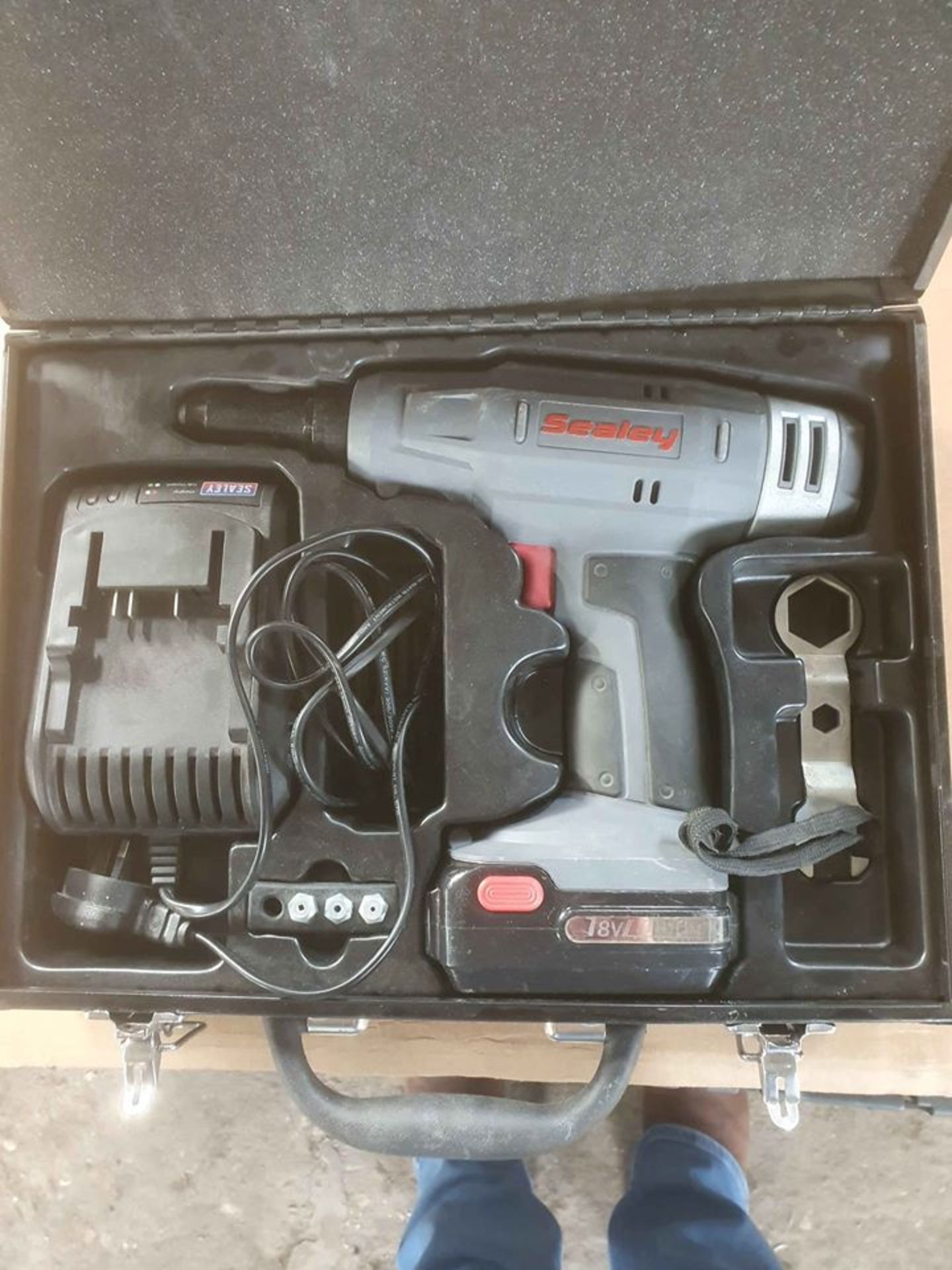 CORDLESS RIVETER, LIKE NEW COST £280 NEW