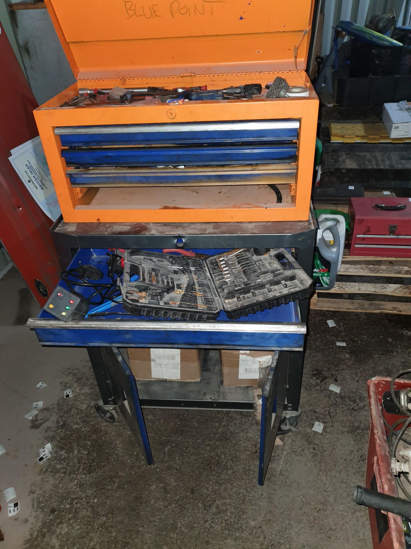 ROLLER CAB AND TOP BOX TOOL CHEST WITH CONTENTS