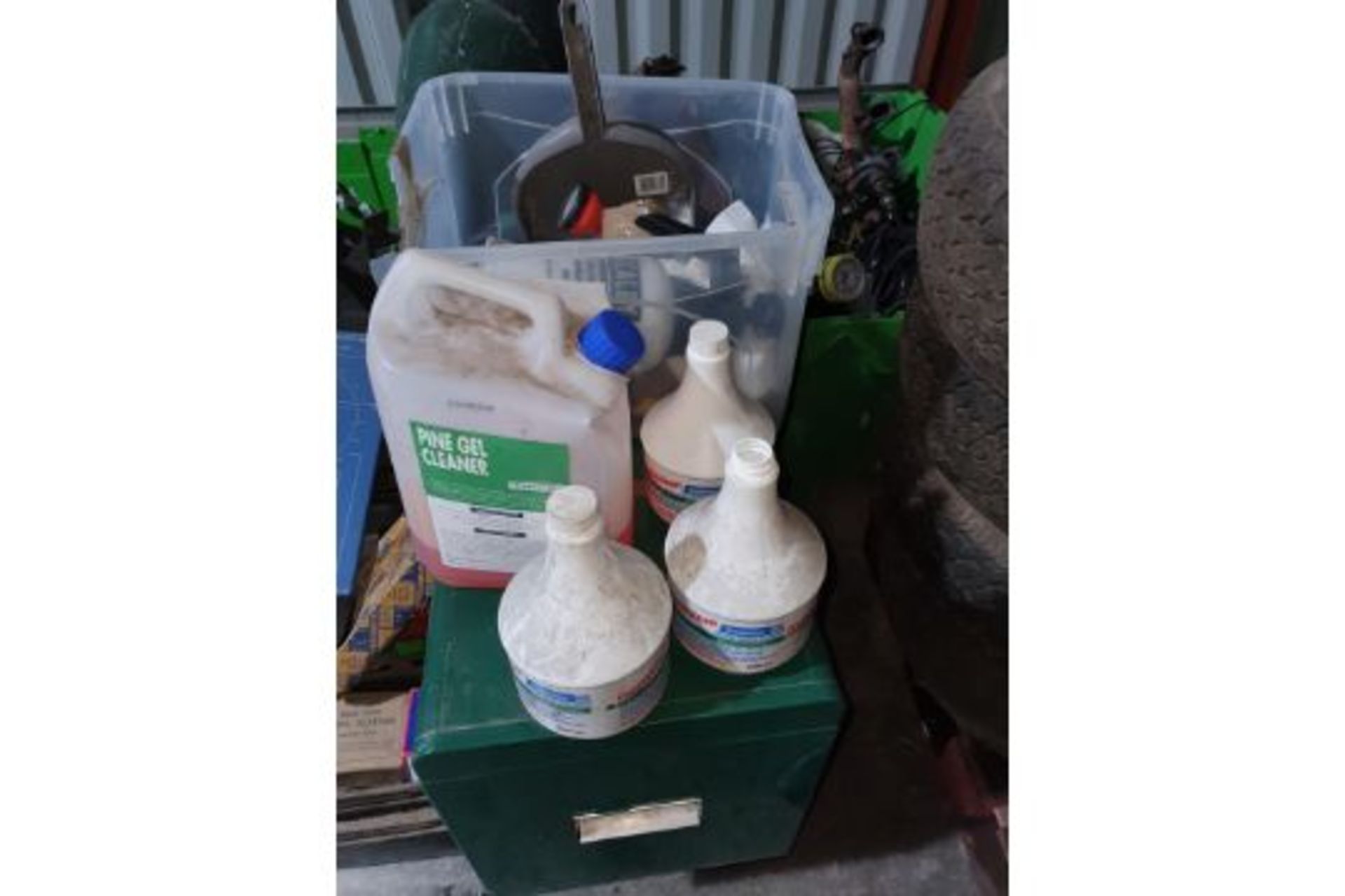 MIXED LOT OF CLEANING PRODUCTS