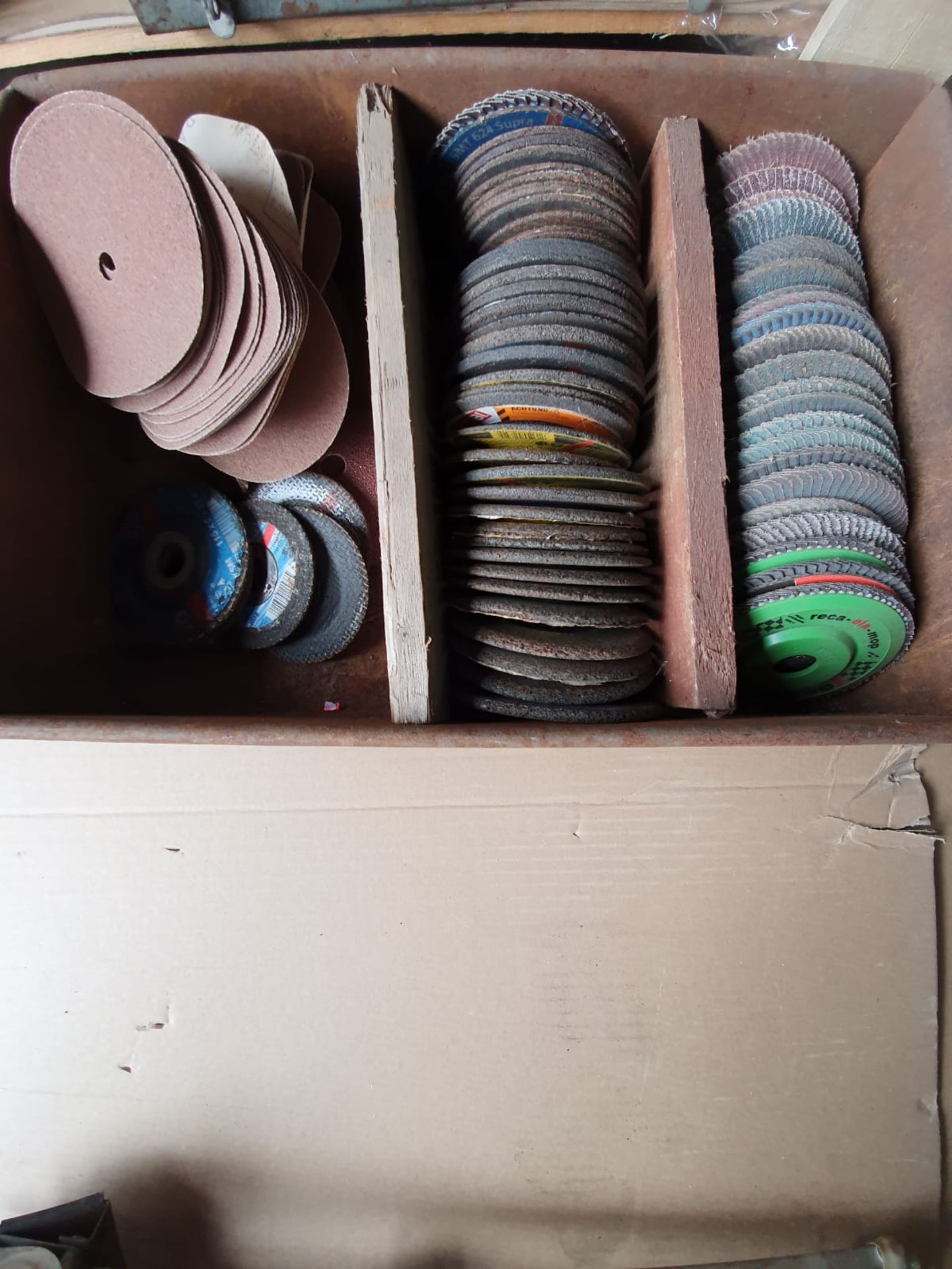 METAL TRAY OF CUTTIN DISKS AND SAND PAPER