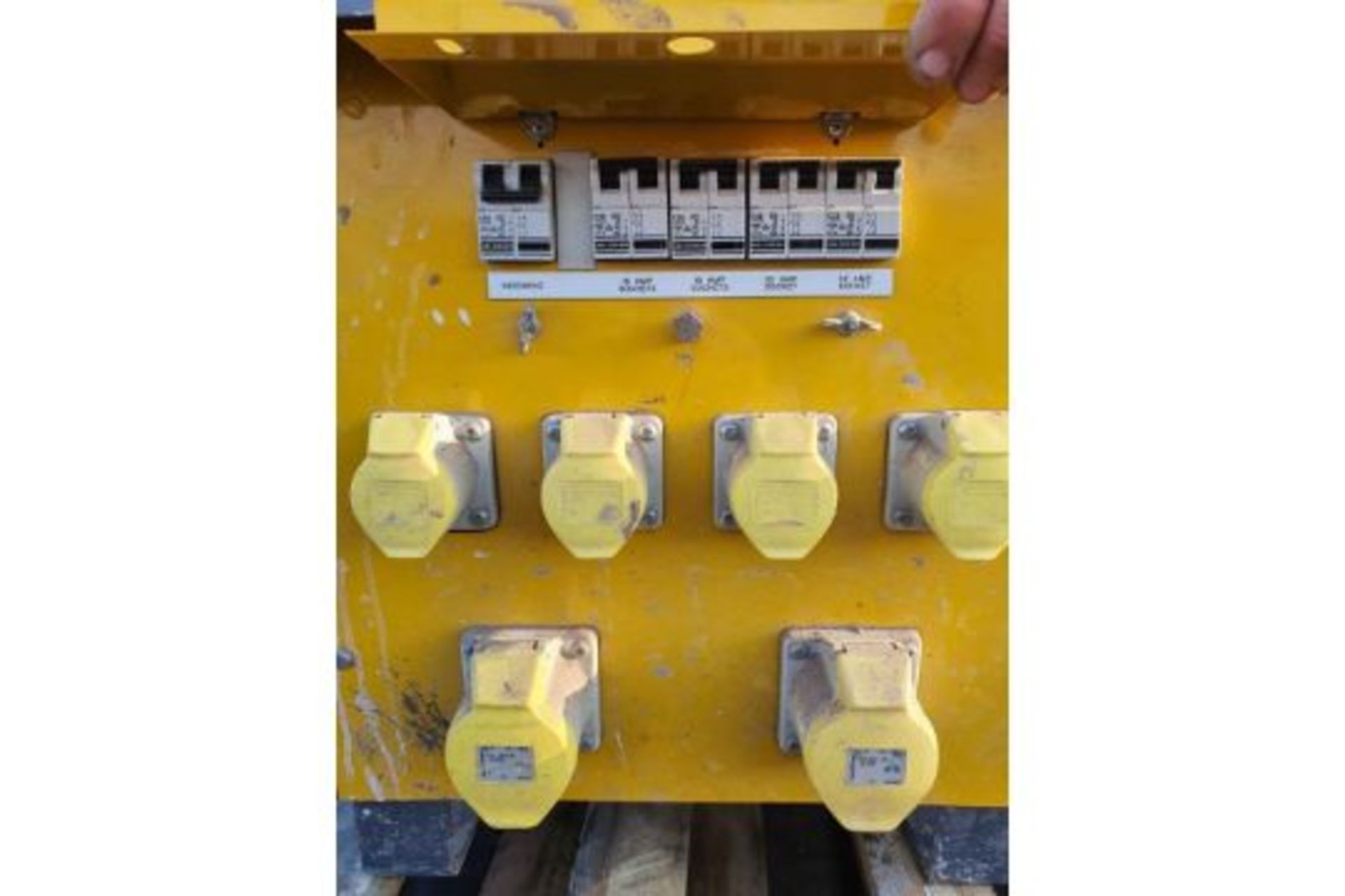 LARGE SITE TRANSFORMER 30 KVA WITH MULTIPAL OUTLETS 110V - Image 3 of 5