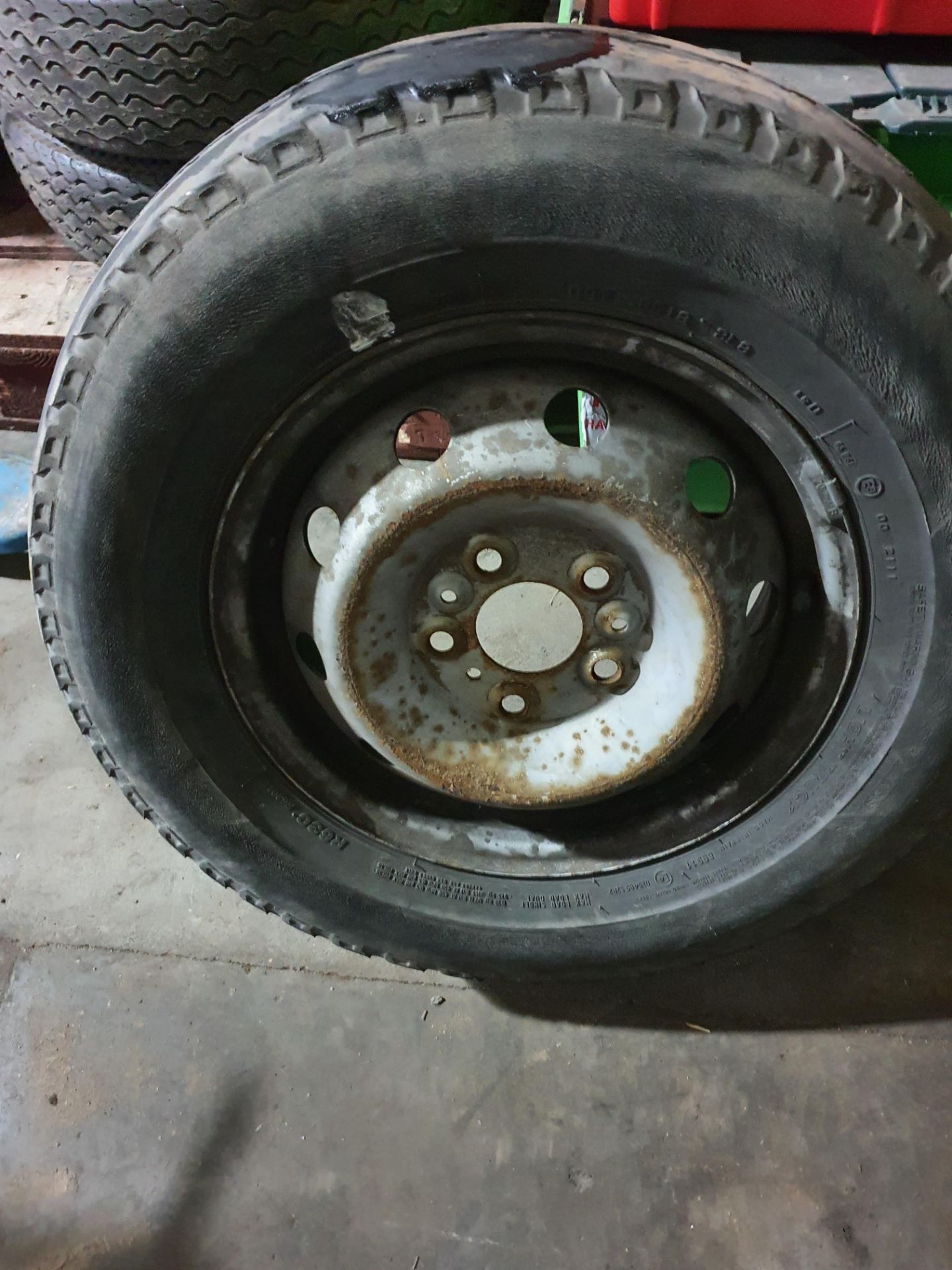 VW CRAFTER VAN WHEEL, TYRE IS FLAT, HAS A PUNCTURE - Image 2 of 3