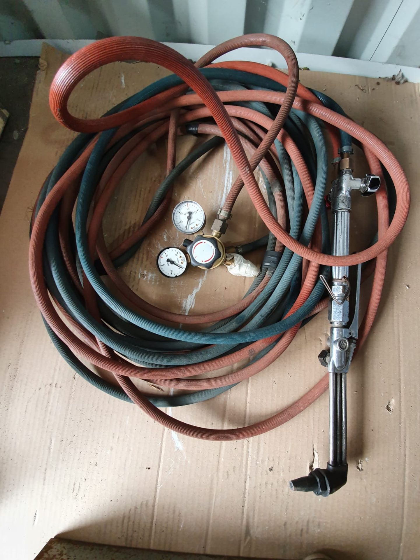 OXY ACETYLENE CUTTING TORCH AND HOSES WITH REGULATOR