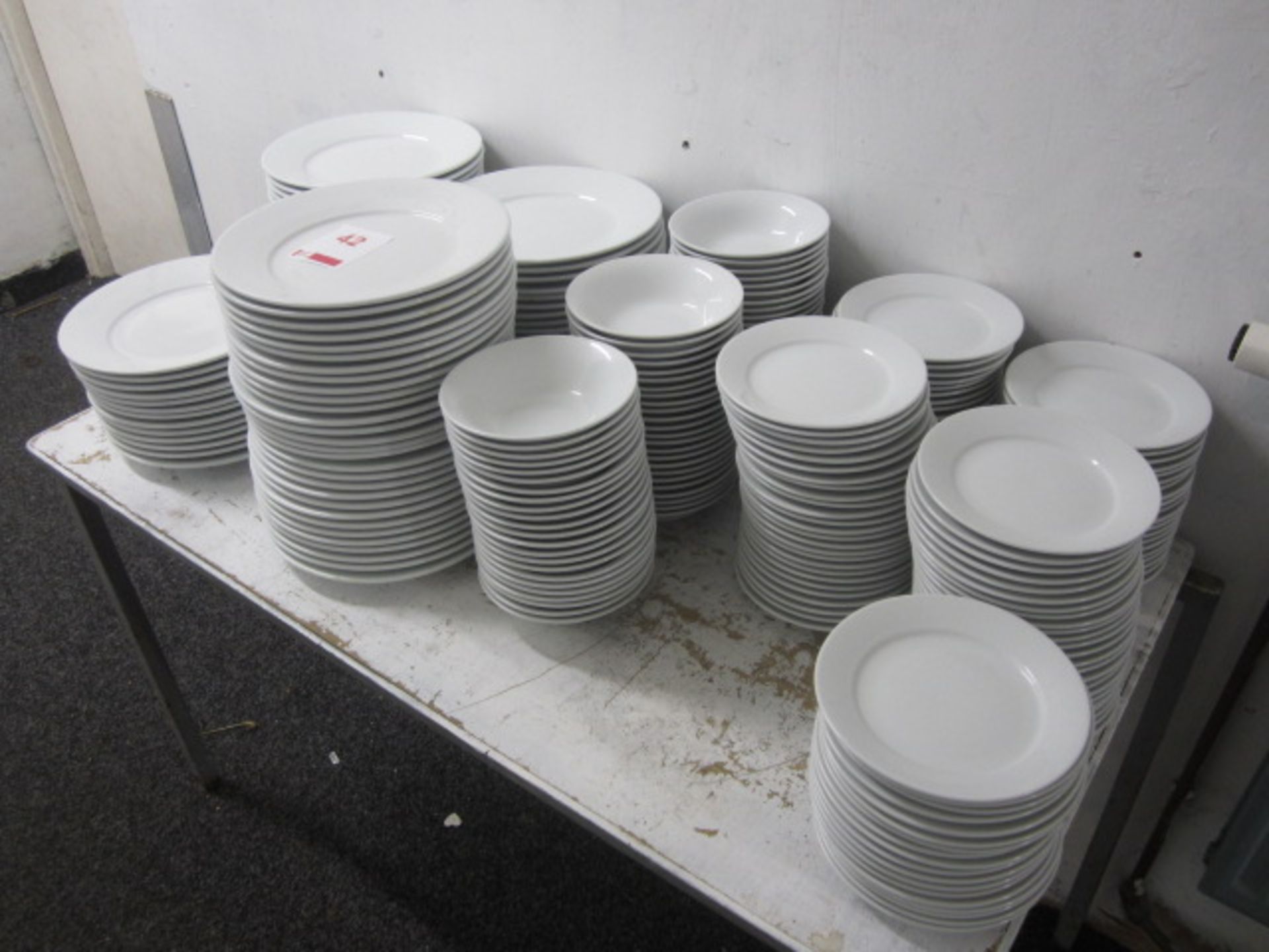 Quantity off assorted crockery plates and bowls