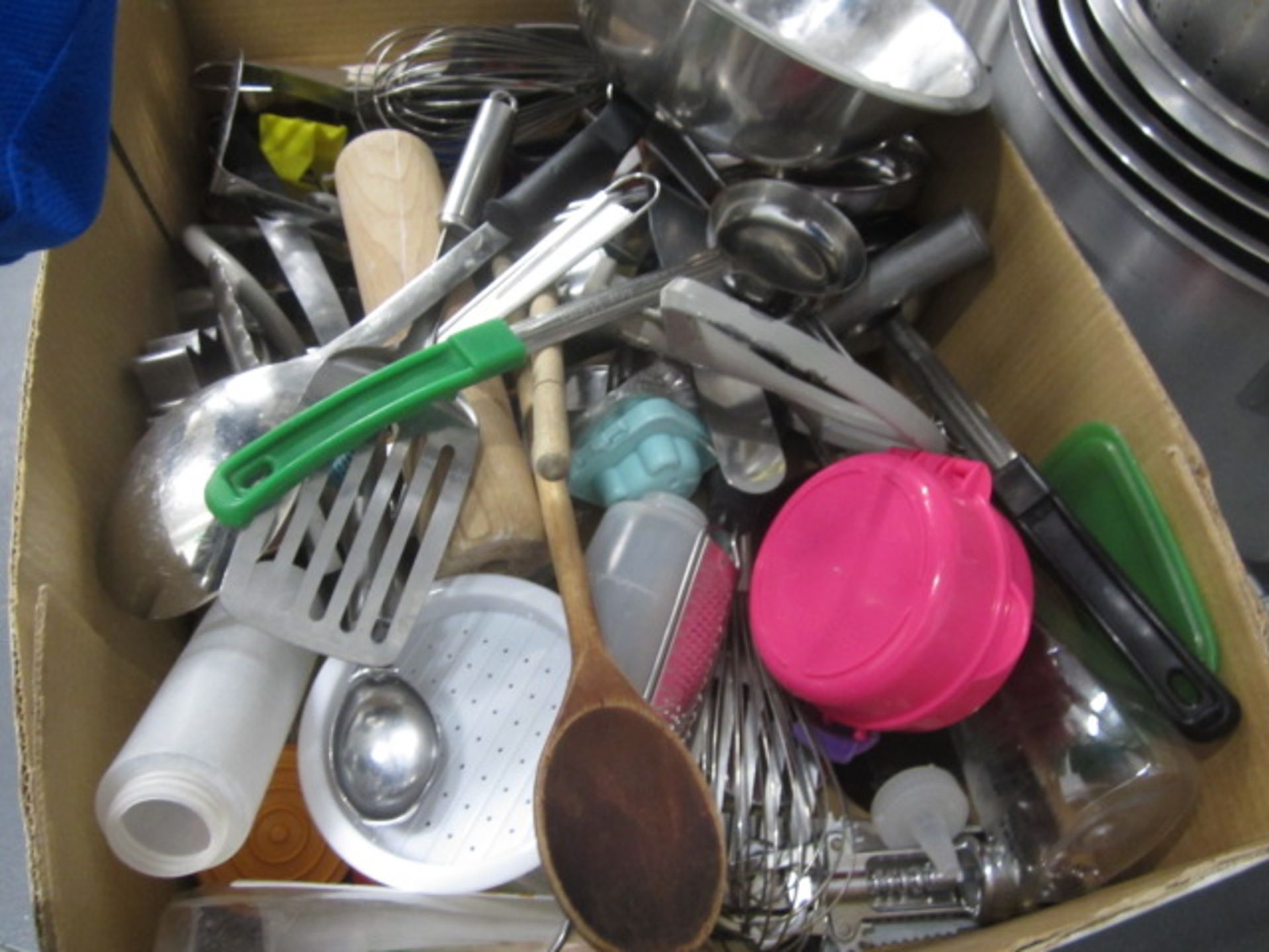 Quantity of assorted pans, bowls, jugs and utensils - Image 5 of 5