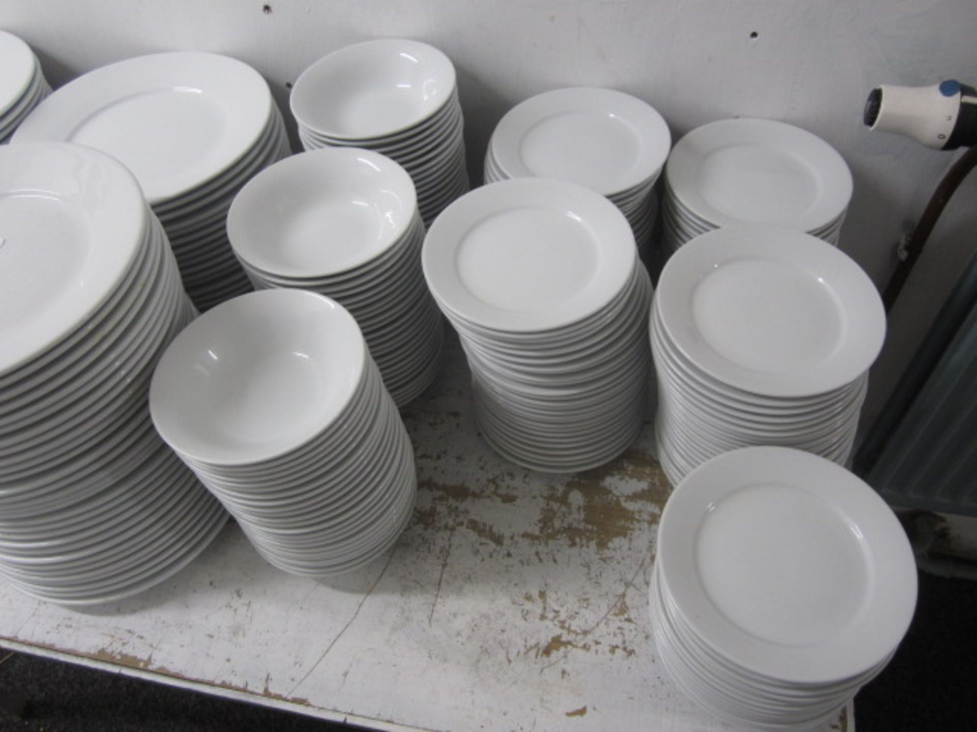 Quantity off assorted crockery plates and bowls - Image 3 of 3