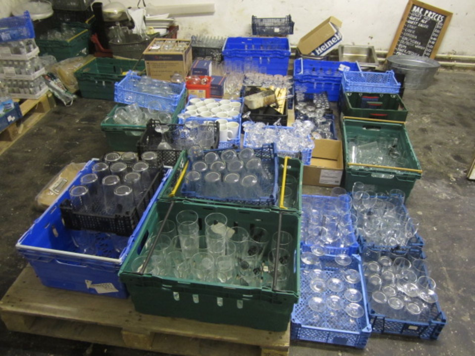 Quantity of assorted glassware