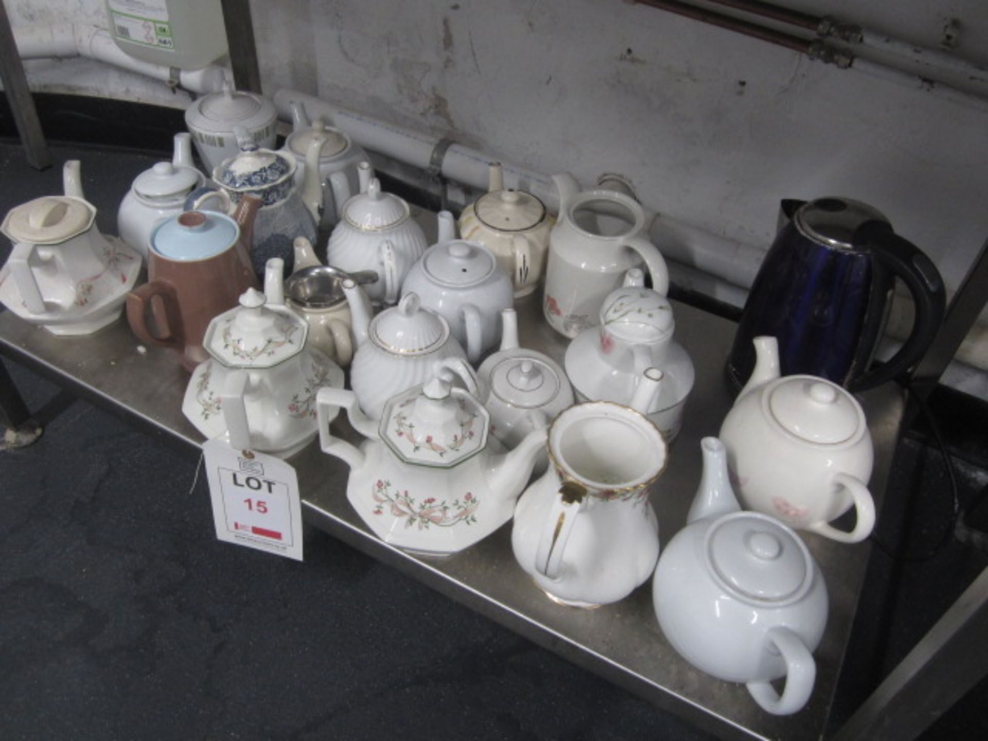 Quantity of assorted tea pots