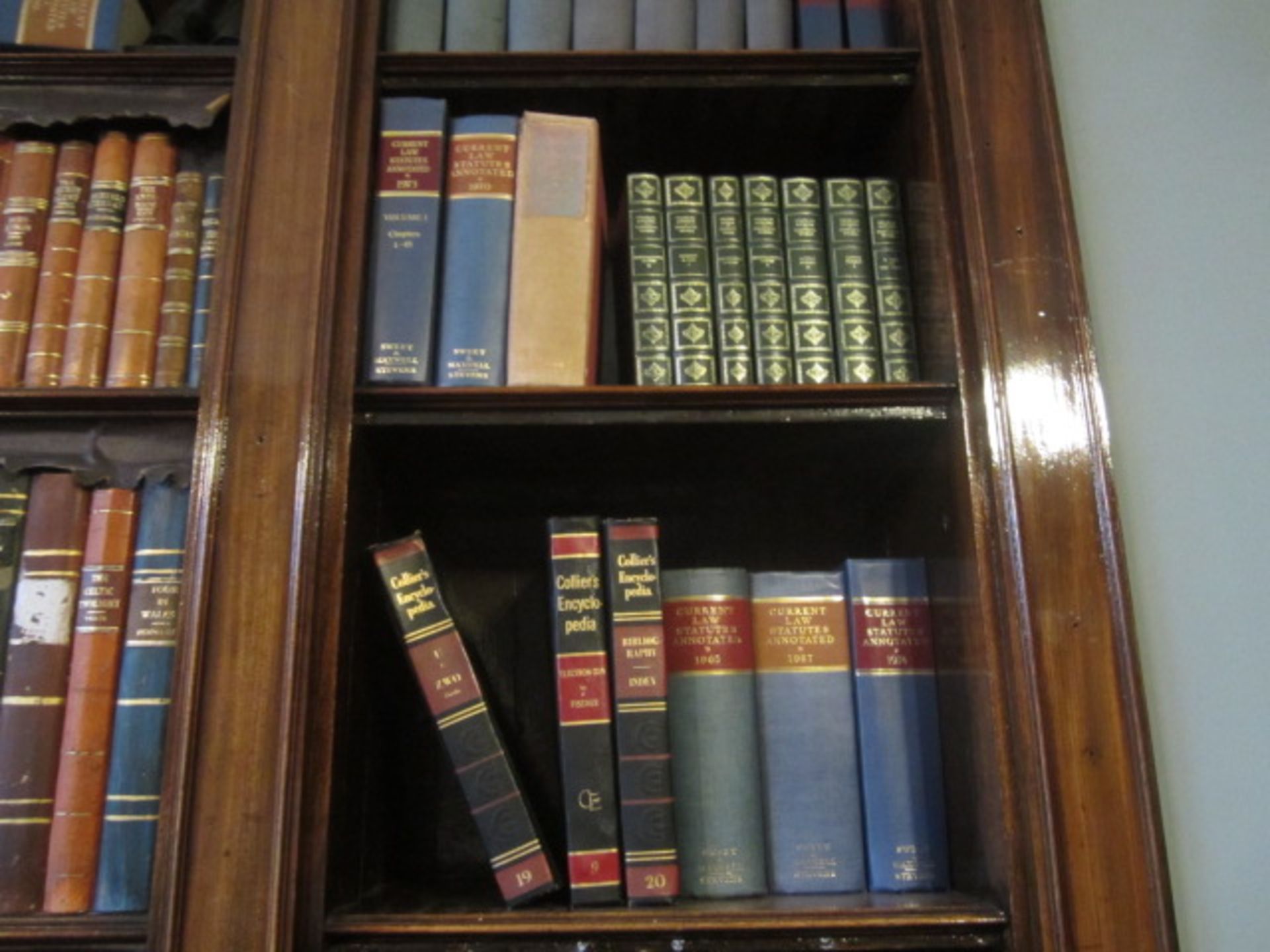 Large quantity of assorted library book stock and ornaments - Image 10 of 26