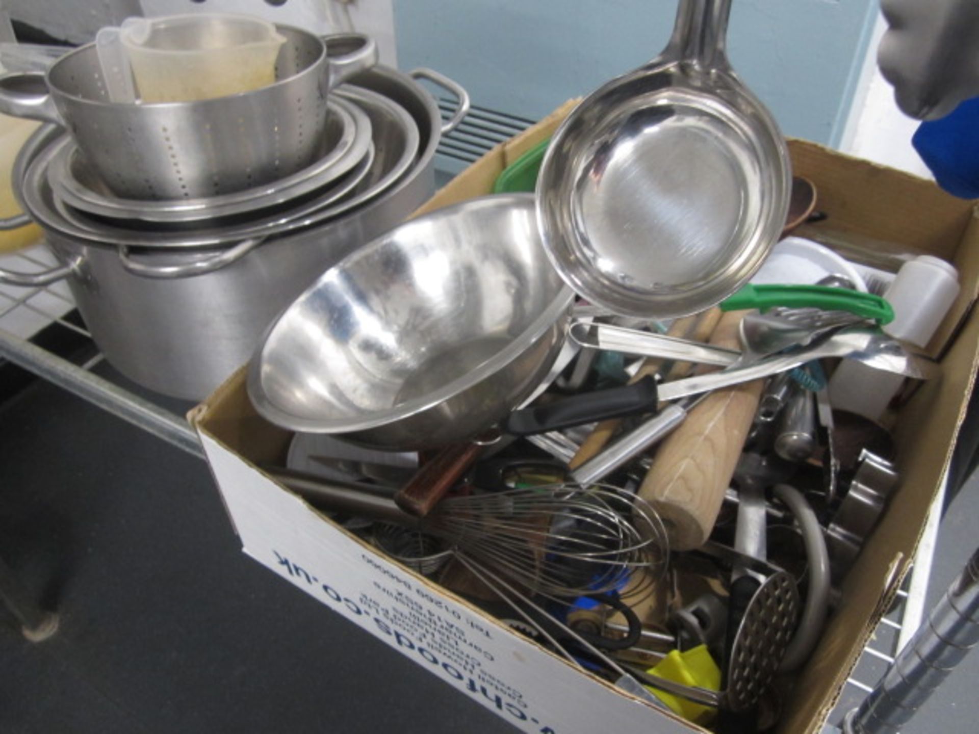 Quantity of assorted pans, bowls, jugs and utensils - Image 4 of 5