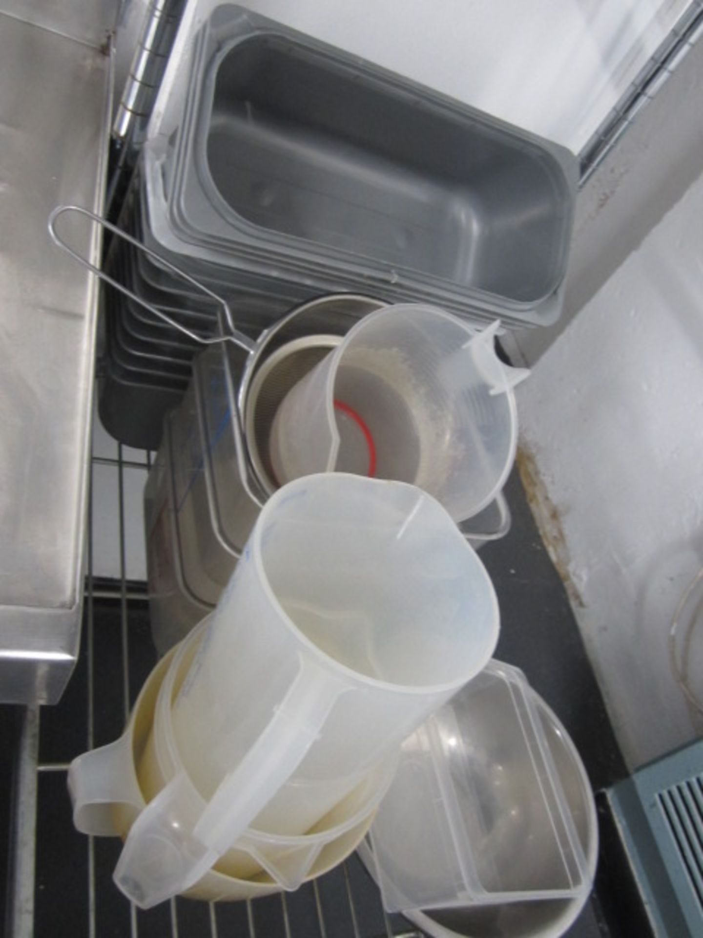 Quantity of assorted pans, bowls, jugs and utensils - Image 3 of 5