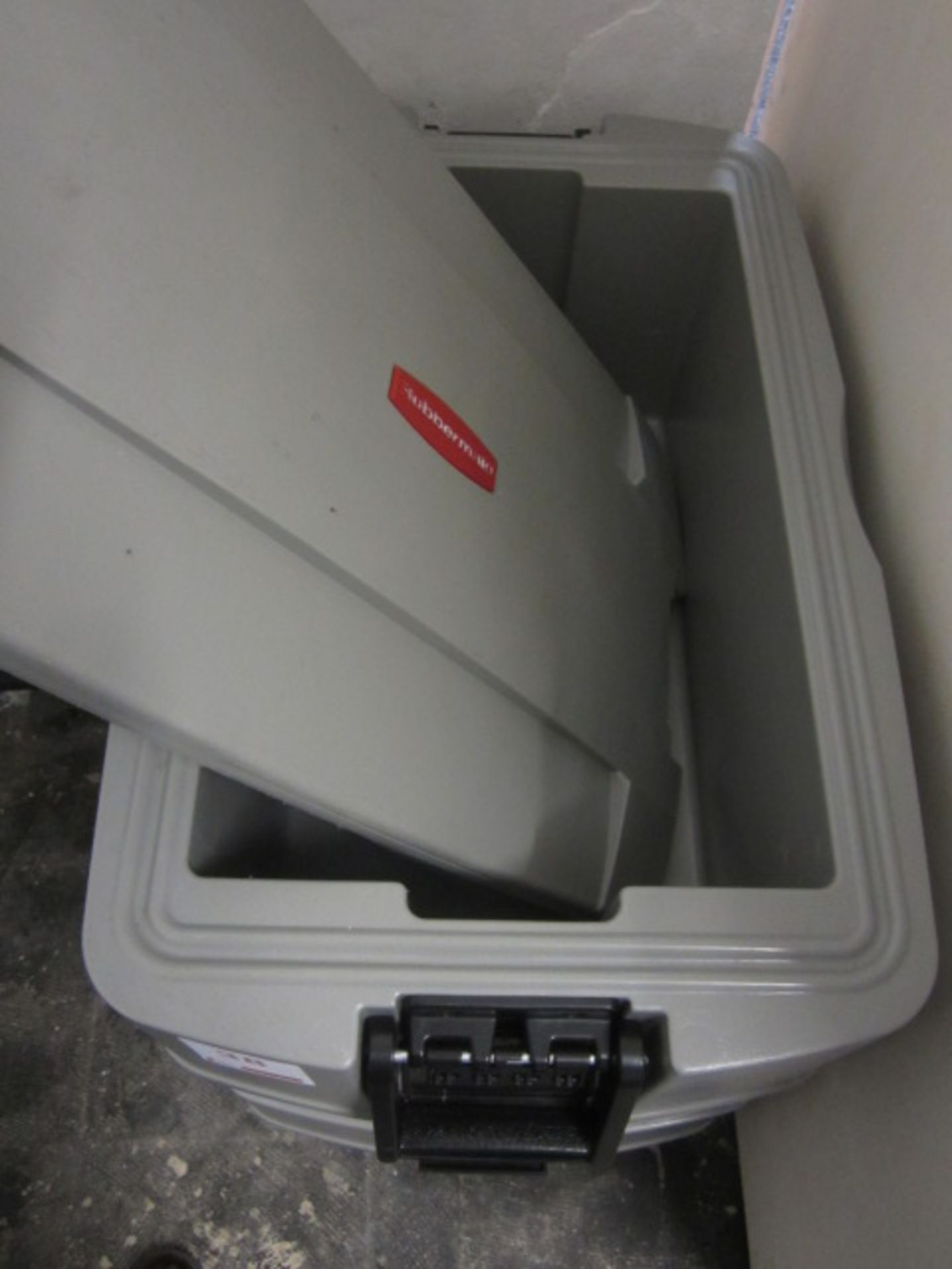 2 x Rubbermaid cool boxes - Image 2 of 2