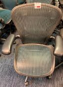 Herman Miller Aeron office swivel & tilt elbow chair Green mesh