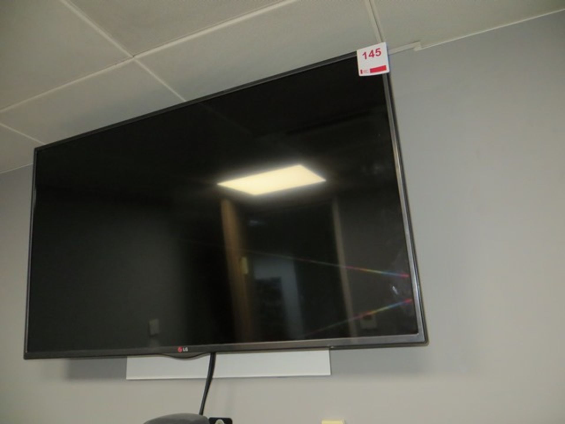 LG 47LA620V 47" LCD Colour monitor c/w wall bracket - Image 2 of 2