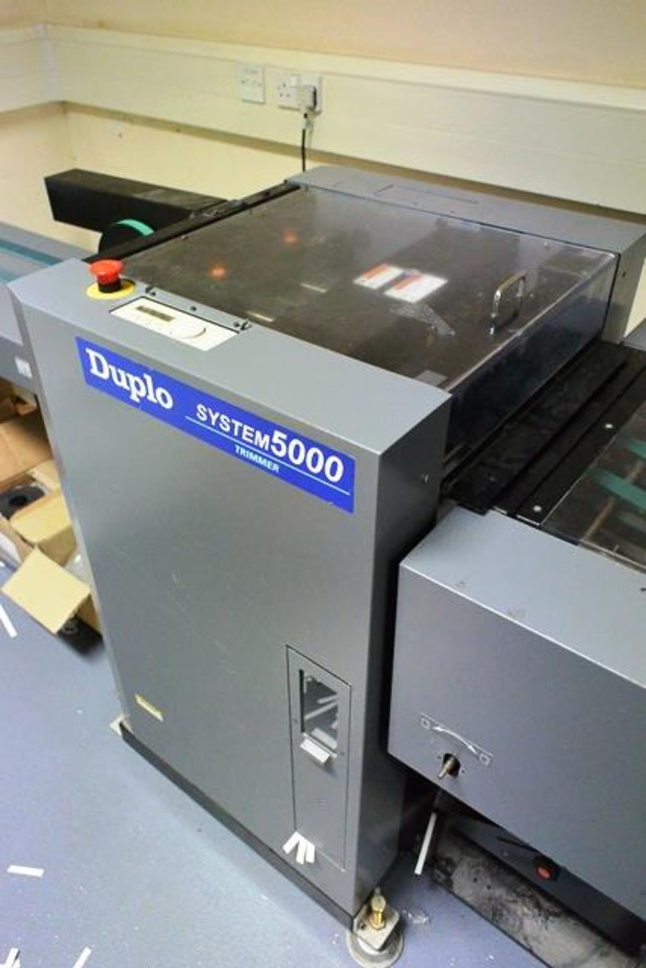 Duplo System 5000 booklet maker, DBM-500T trimmer, serial no: 040600836, with ribbon conveyor, DBM - Image 4 of 9