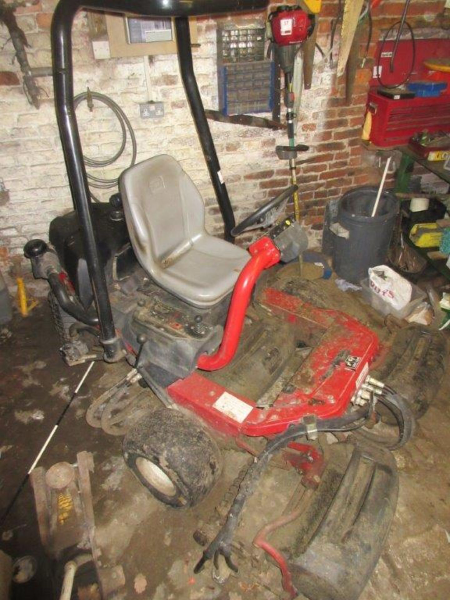 Toro 2-head greens cylinder mower - Image 3 of 3