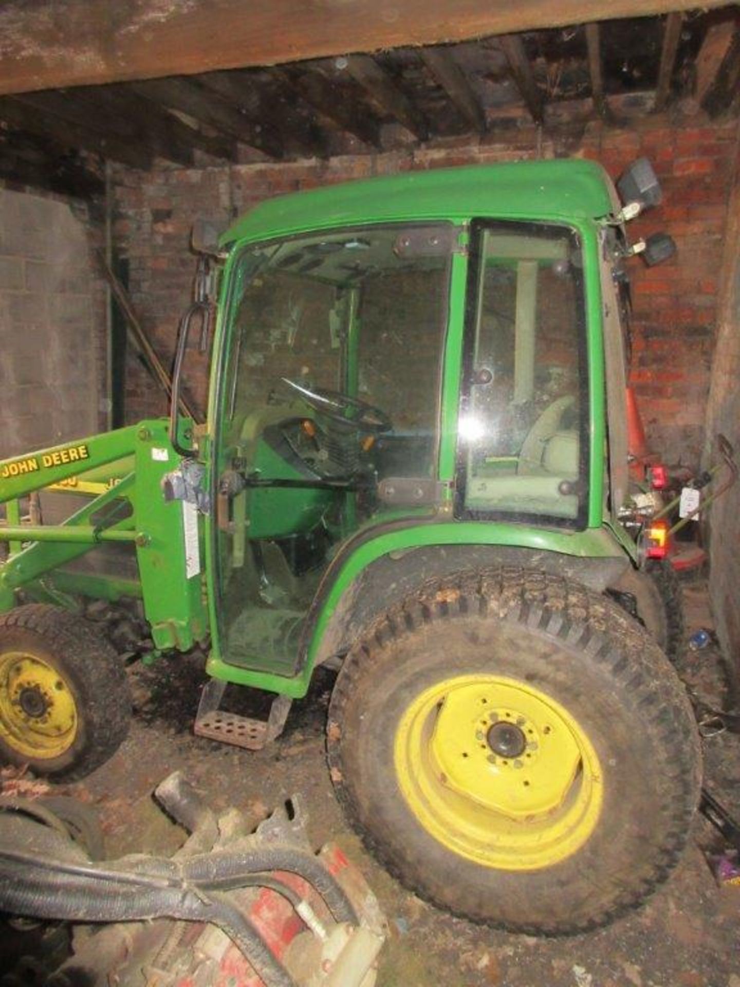 John Deere 4400 compact tractor c/w 430 tractor bucket and F007 cab (4515 hours) - Image 5 of 8