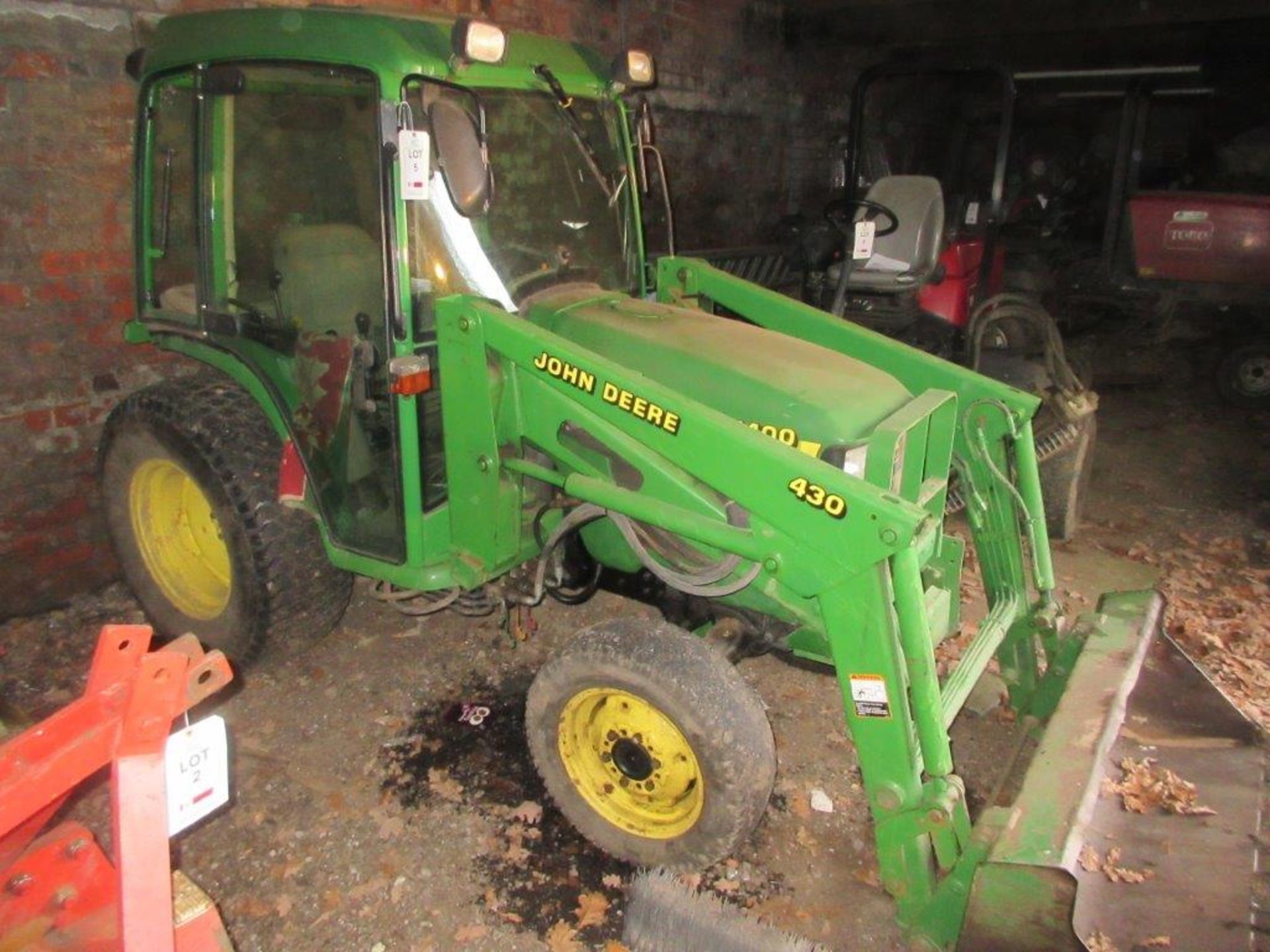 John Deere 4400 compact tractor c/w 430 tractor bucket and F007 cab (4515 hours) - Image 2 of 8