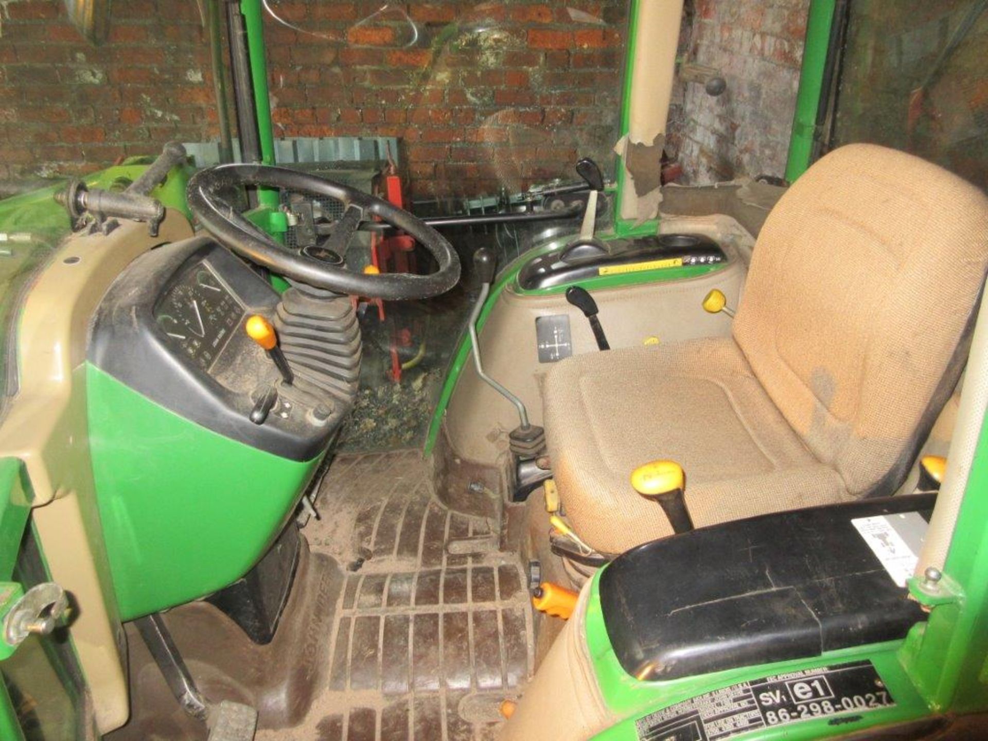 John Deere 4400 compact tractor c/w 430 tractor bucket and F007 cab (4515 hours) - Image 6 of 8