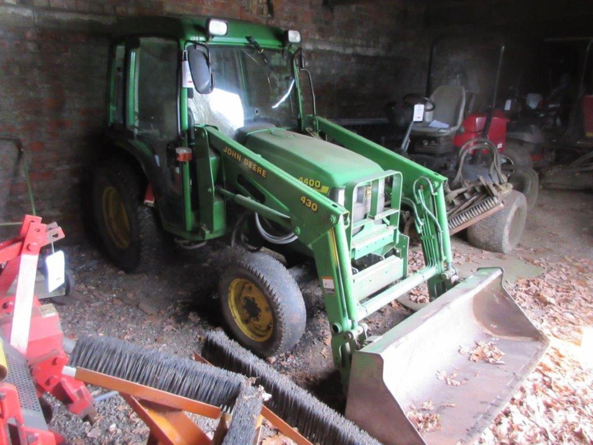 John Deere 4400 compact tractor c/w 430 tractor bucket and F007 cab (4515 hours) - Image 7 of 8