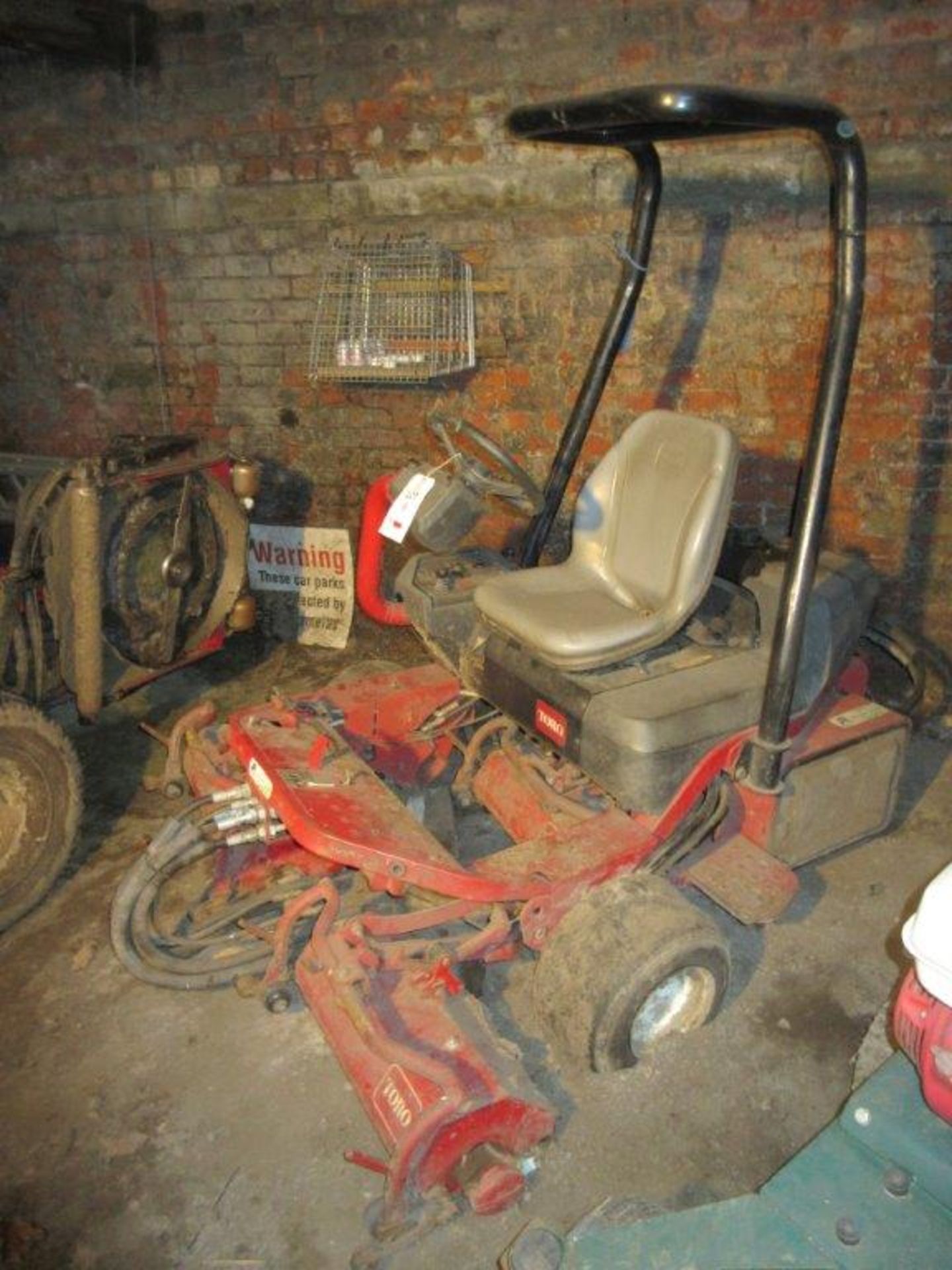 Toro Groundmaster 3250D cylinder mower (2423 hours) - for repair - Image 2 of 5