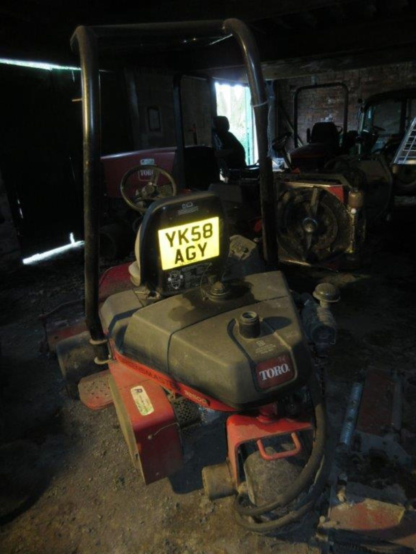 Toro Groundmaster 3250D cylinder mower (2423 hours) - for repair - Image 3 of 5