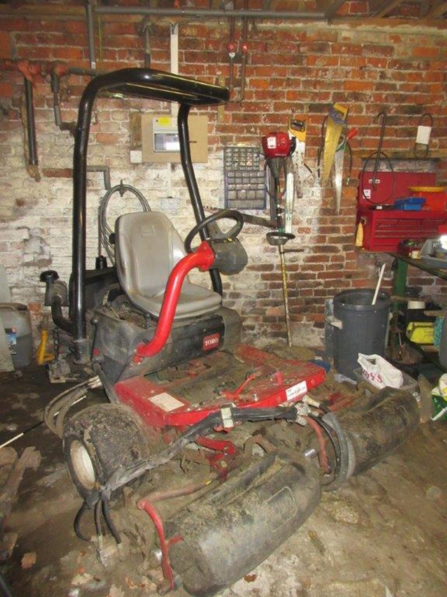 Toro 2-head greens cylinder mower - Image 2 of 3