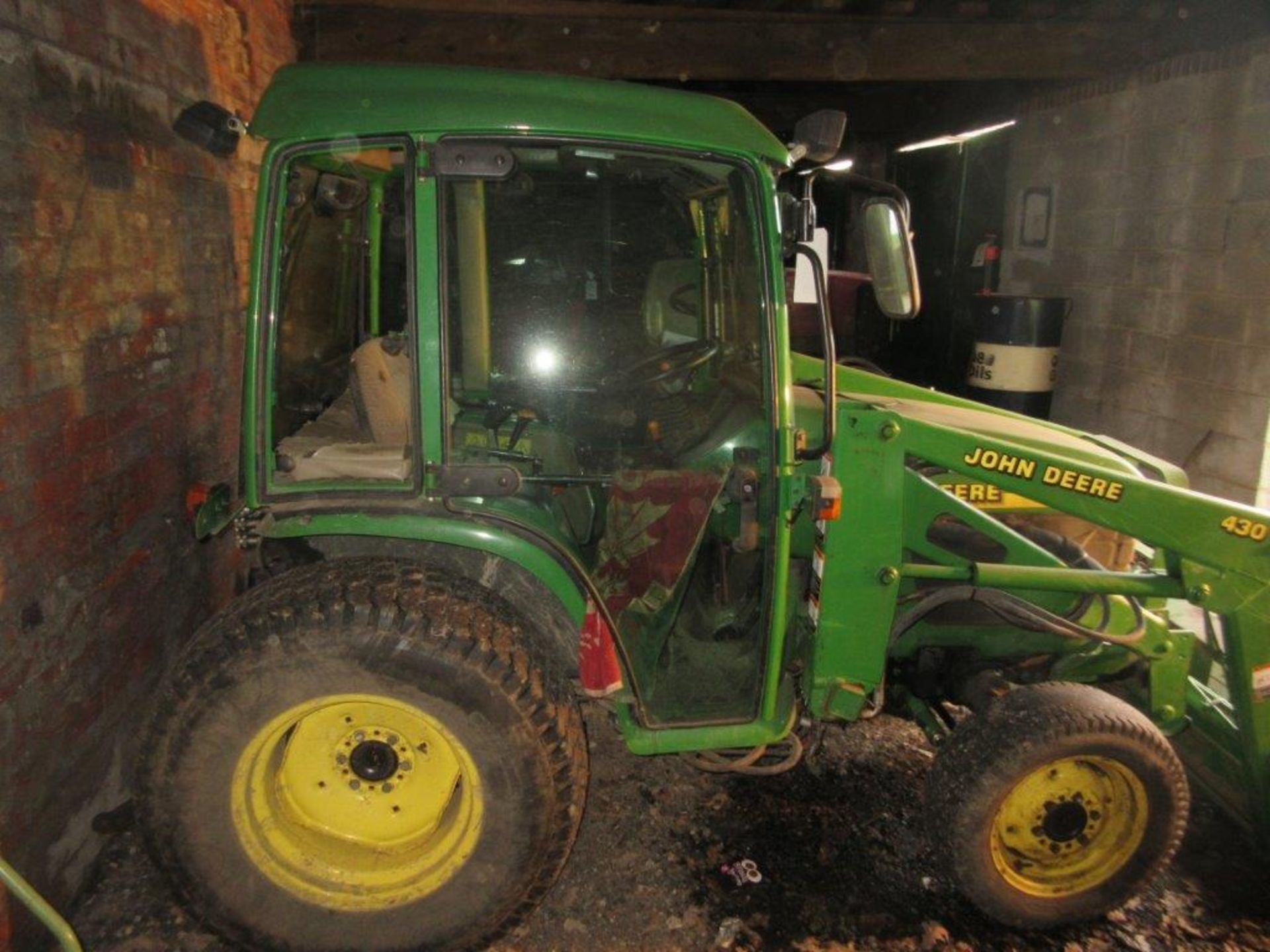 John Deere 4400 compact tractor c/w 430 tractor bucket and F007 cab (4515 hours) - Image 3 of 8