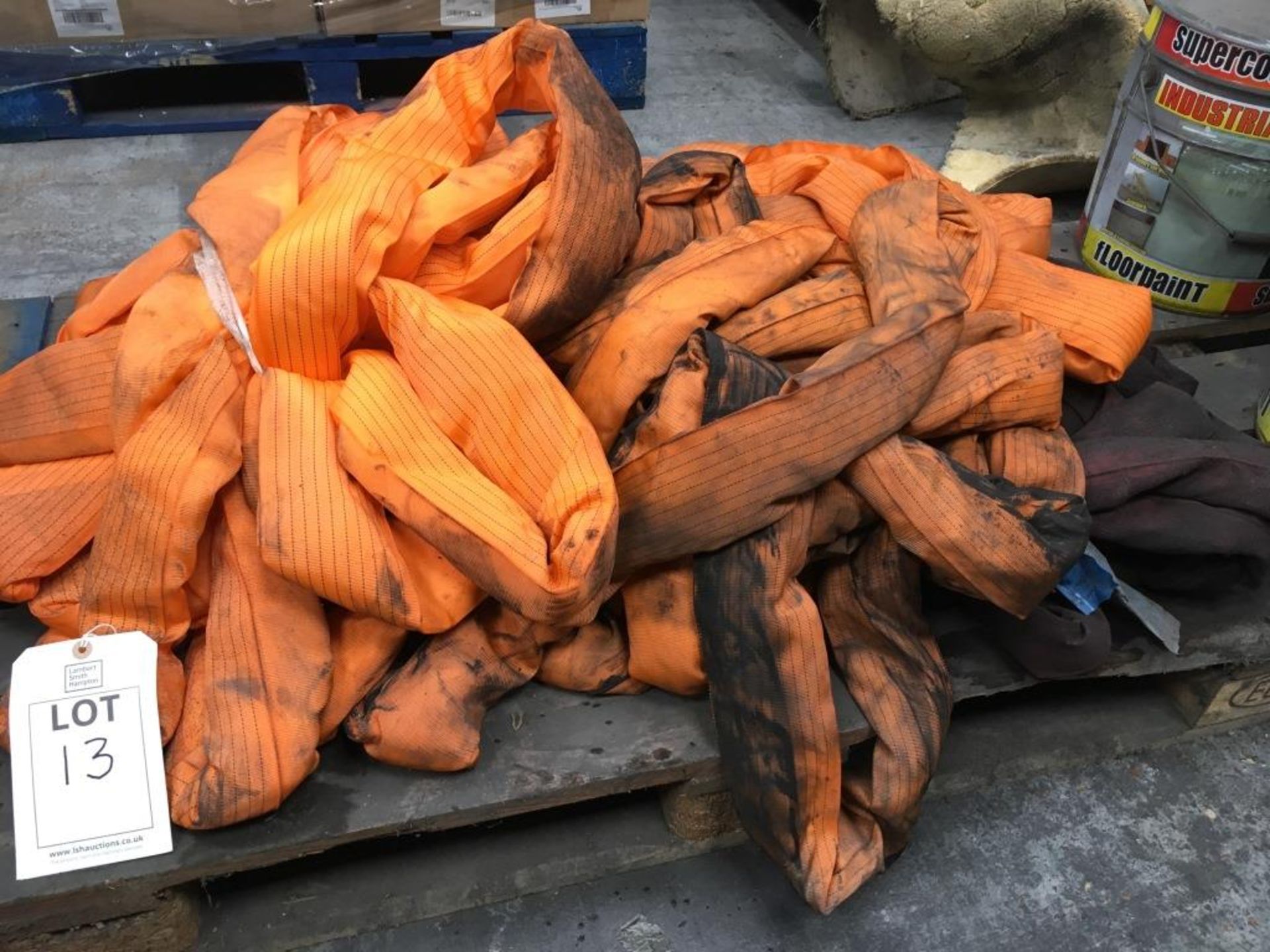 A pallet of lifting slings. Please note: This lot has no record of Thorough Examination. The
