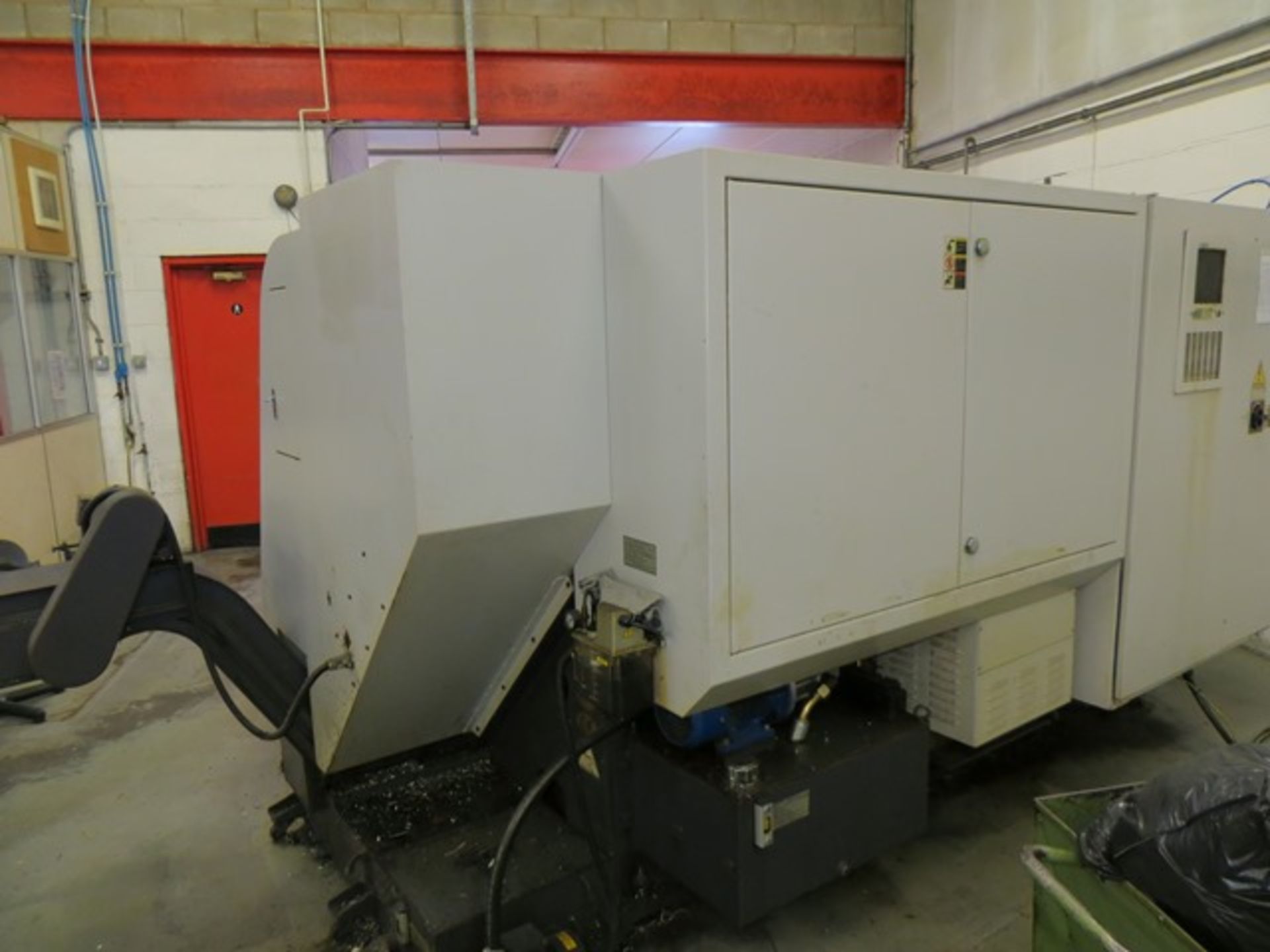 Yang ML-300 CNC lathe with control and Fonge residue discharge conveyor Year: c.2000 c/w two tool - Image 5 of 9