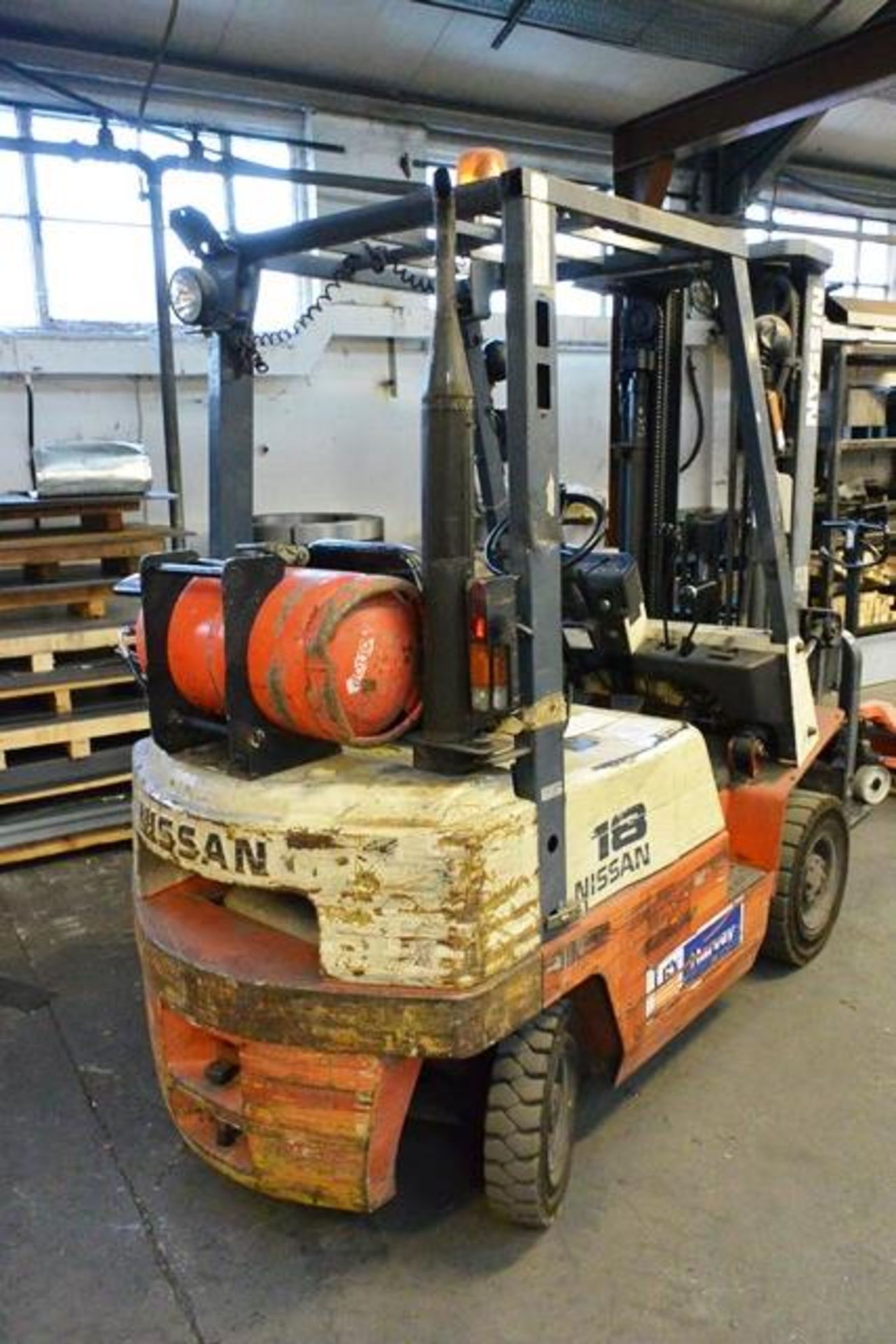 Nissan 18 LPG ride on duplex mast forklift truck, model 18PJ01A18U, serial no PJ01A111968 (1994), - Bild 3 aus 6