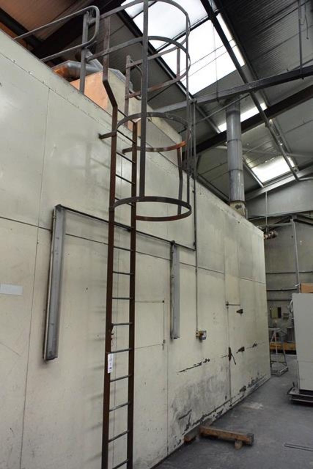 Thorid throughfeed 2-pass curing oven, approx dimensions 10 x 3m, with roof mounted fans and... - Image 3 of 8