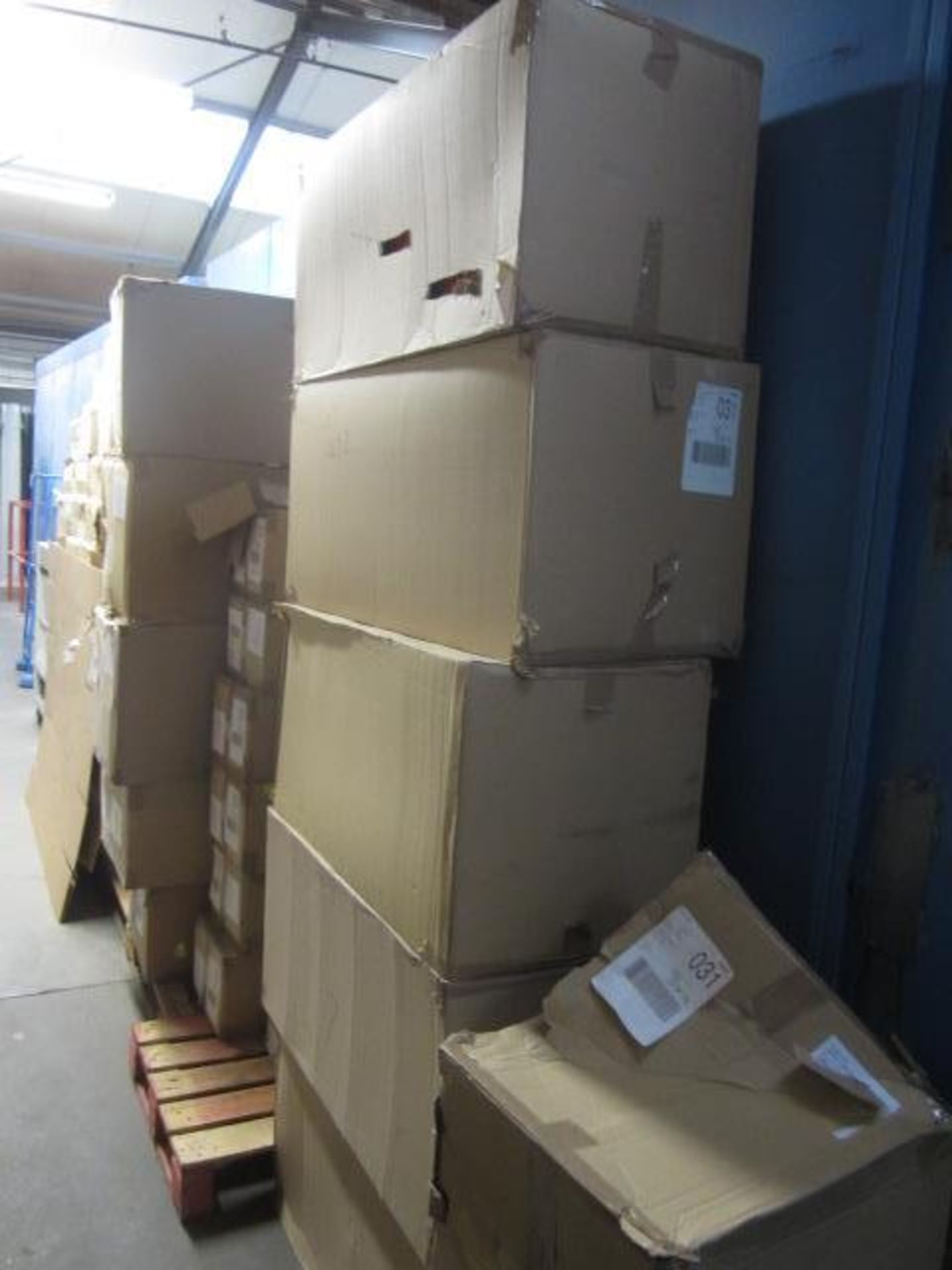 Quantity of various plastic tote bins (Lin Bins) circa 12 boxes - Image 3 of 7