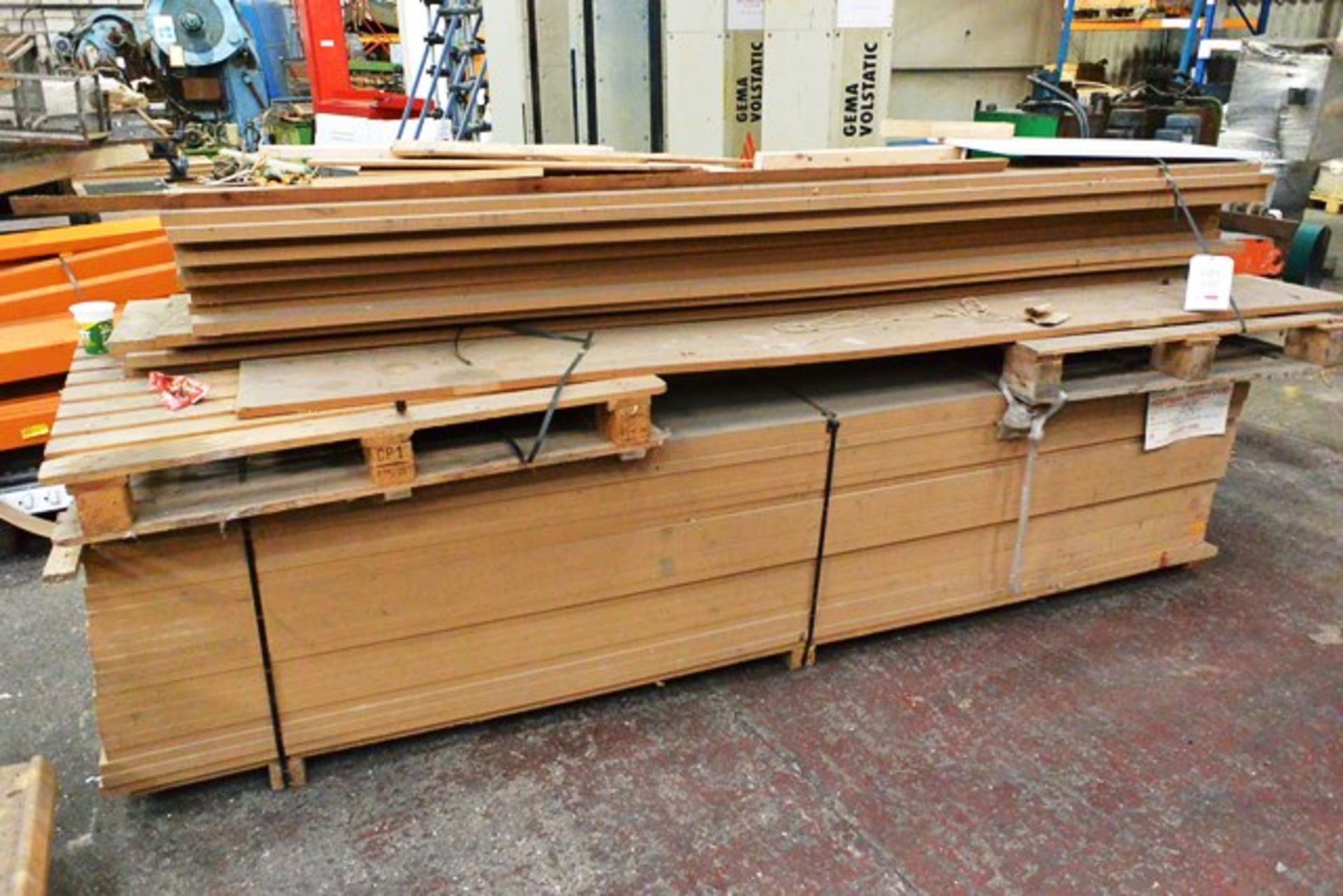 Quantity of MDF racking shelving (as lotted), approx length 3000mm, depth 25mm, circa 55 pieces